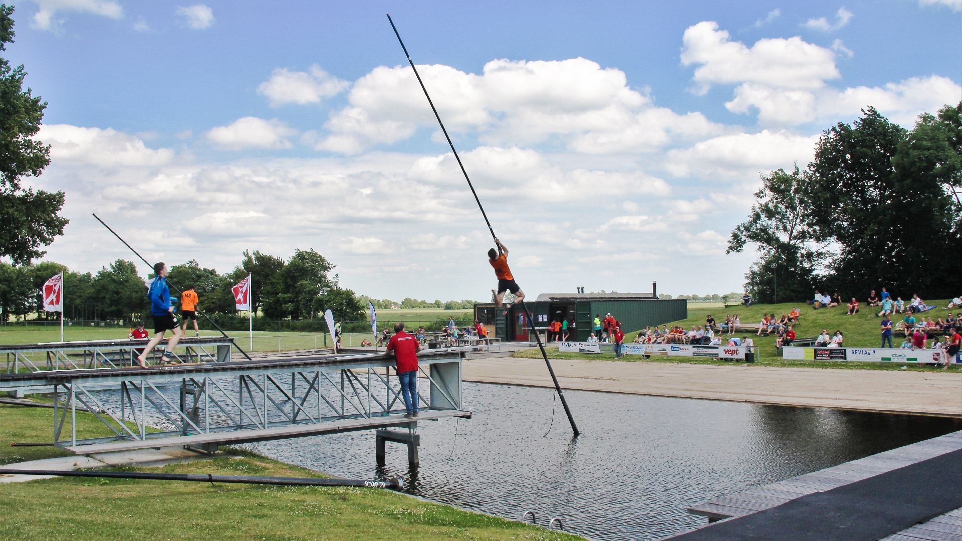 File:Fierljeppen in Linschoten.jpg