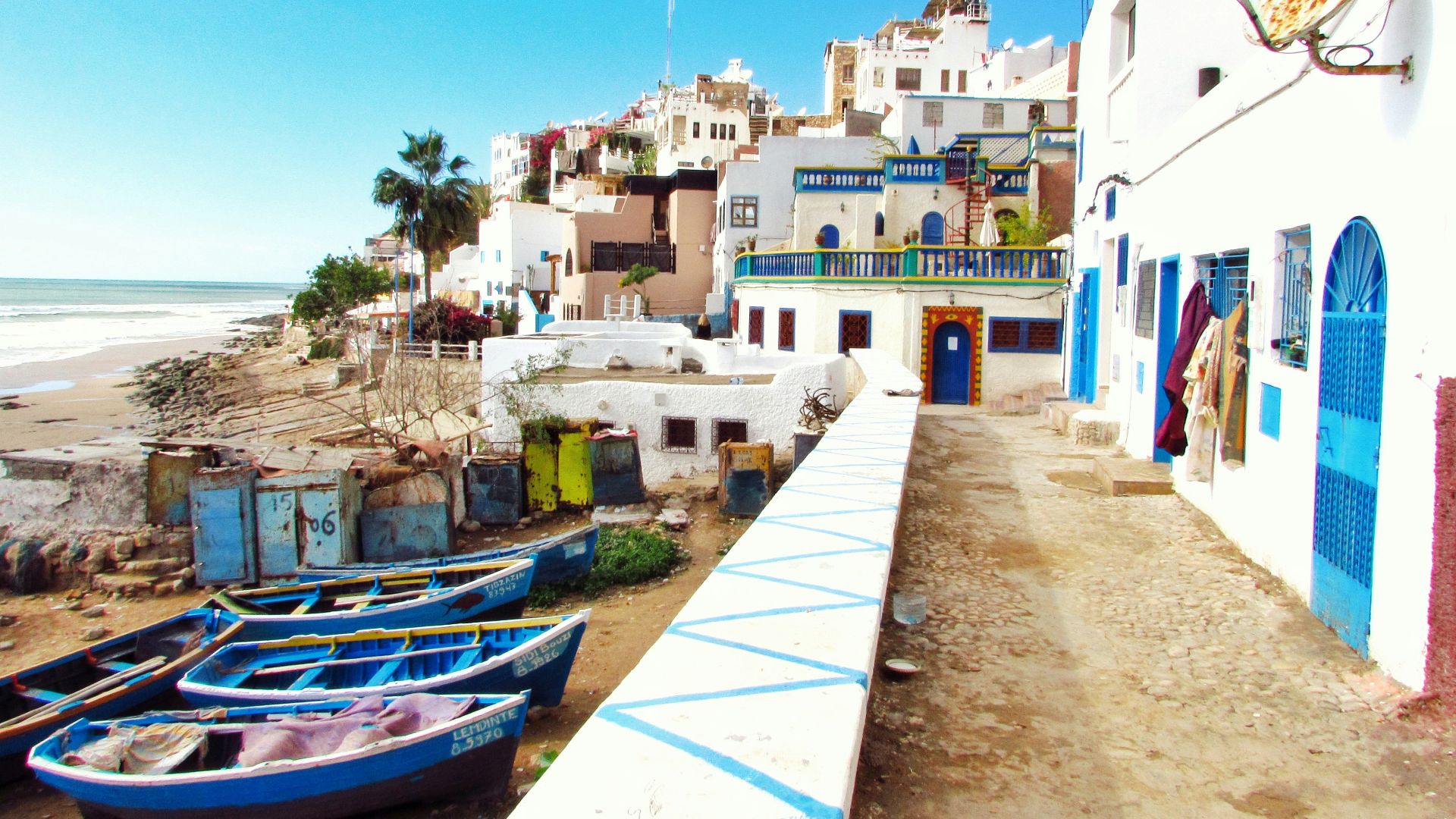 boatd docked near houses and body of water