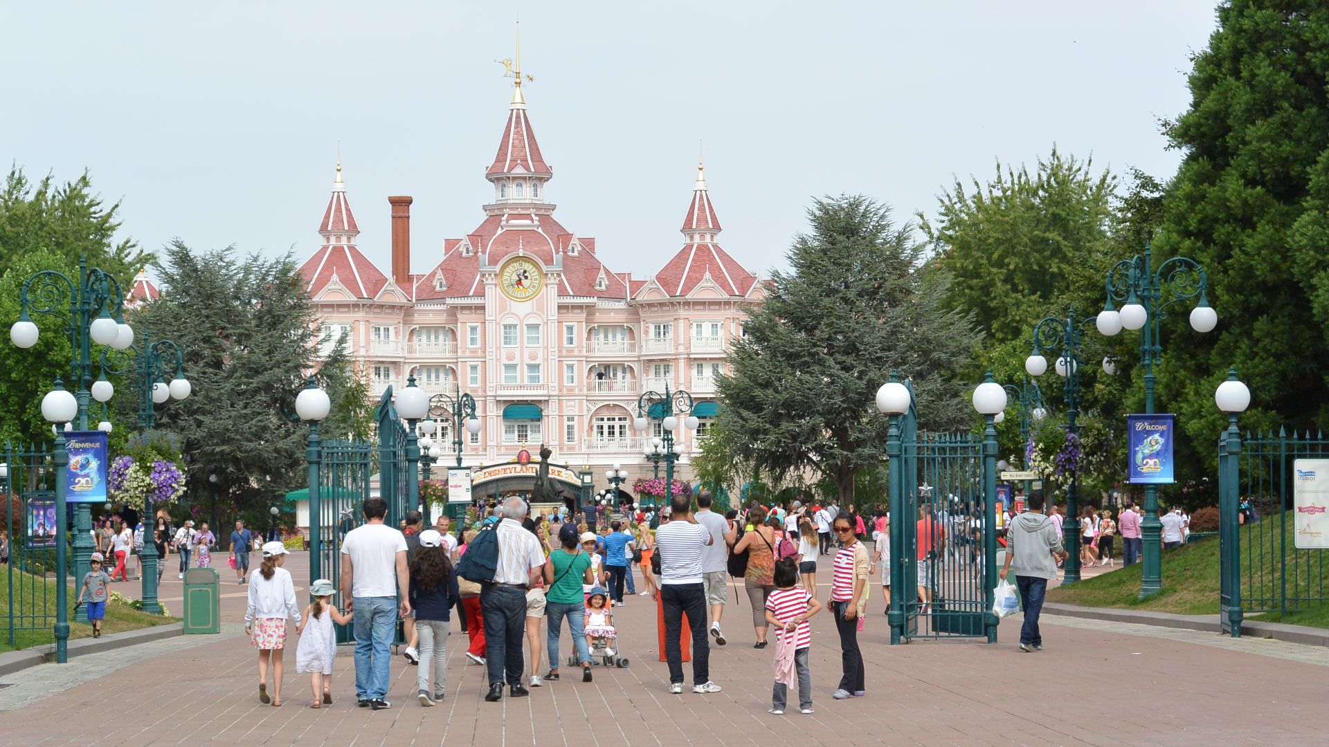 File:Disneyland Park 05, Paris 22 August 2013.jpg