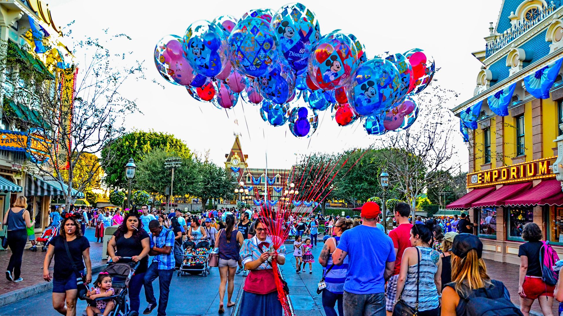 File:Disneyland California (25106914531).jpg