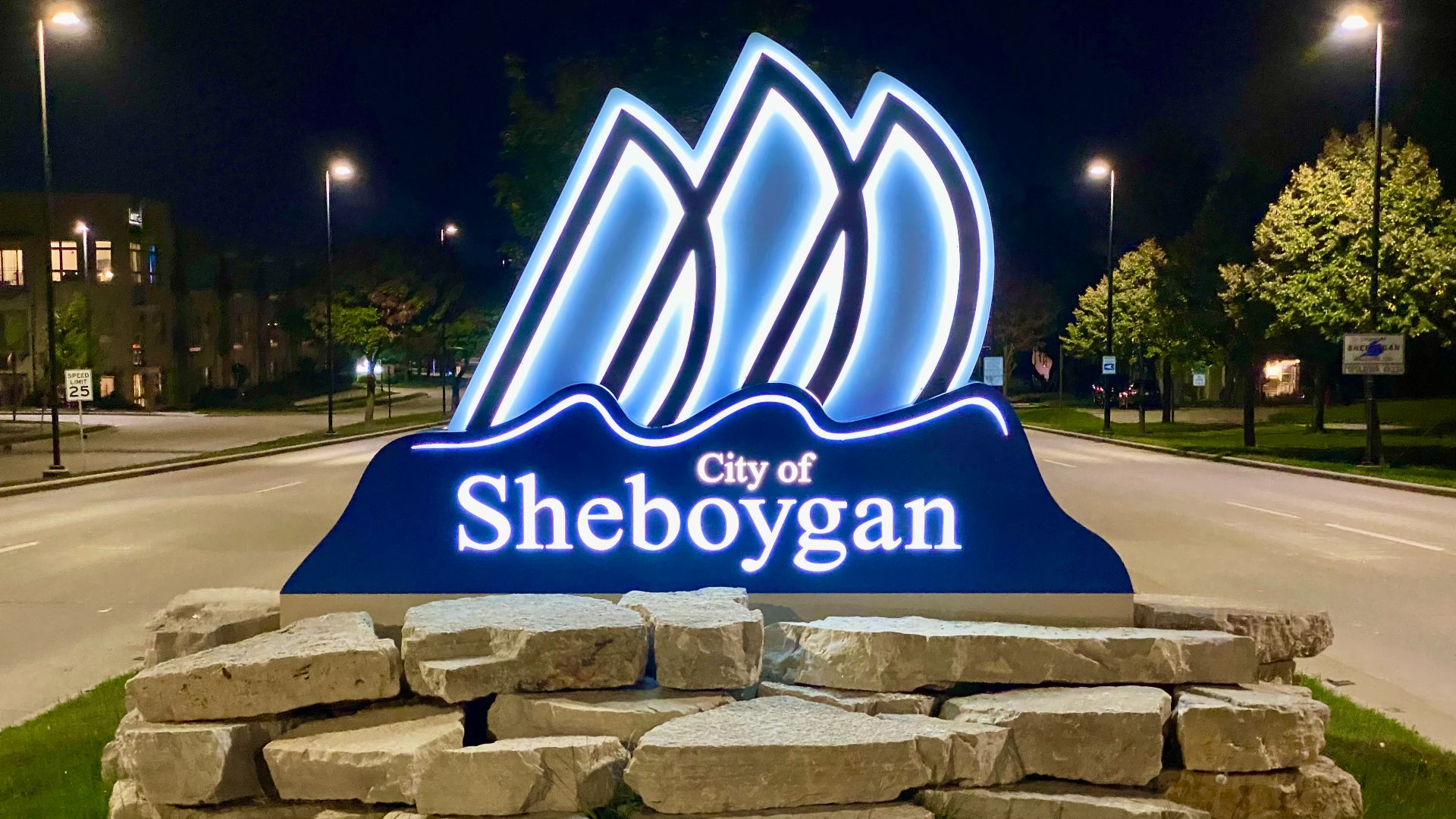 File:Sheboygan Welcome Monument.jpg