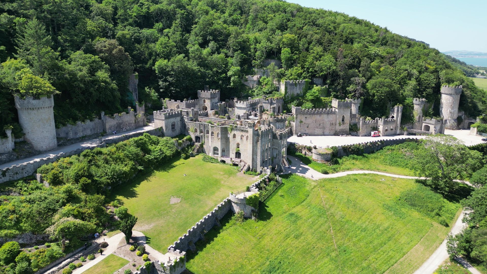 File:Castell Gwrych, Abergele, Cyngor Bwrdeisdref Conwy - Aerial photographs of Gwrych Castle, Abergele, Wales 40.jpg