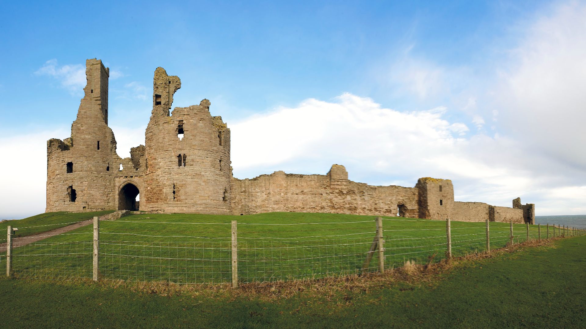 File:Gatehouse and curtain wall of Dunstanburgh Castle, 2009.jpg