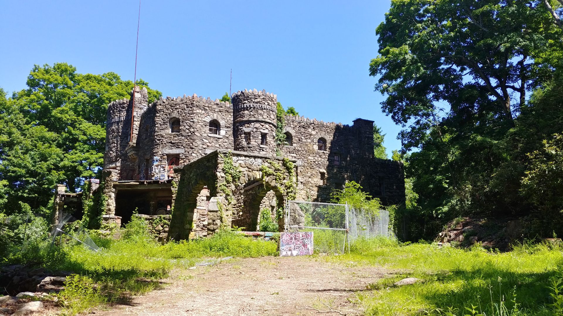 File:Hearthstone Castle in Danbury, CT.jpg