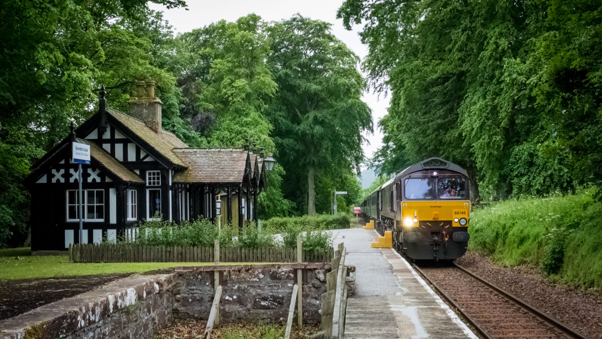 File:Royal Scotsman passing Dunrobin Castle Station (geograph 5442482).jpg
