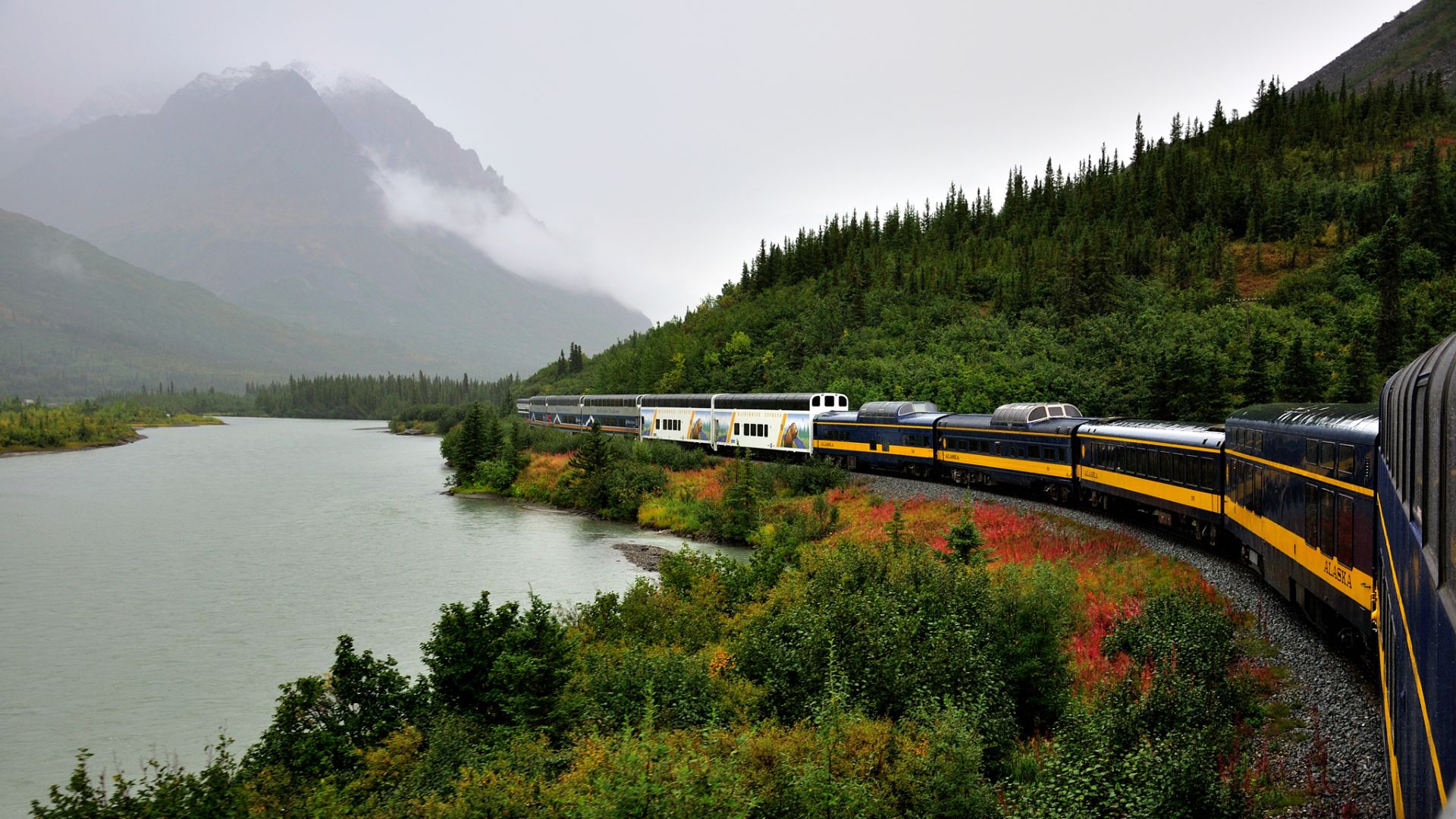 File:Denali Star in a curve.jpg