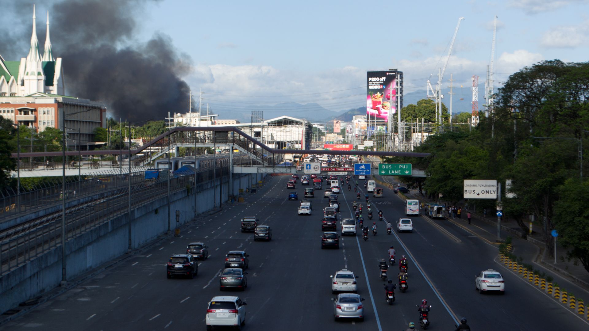 File:Commonwealth Avenue with MRT-7 trains and Tandang Sora station.jpg