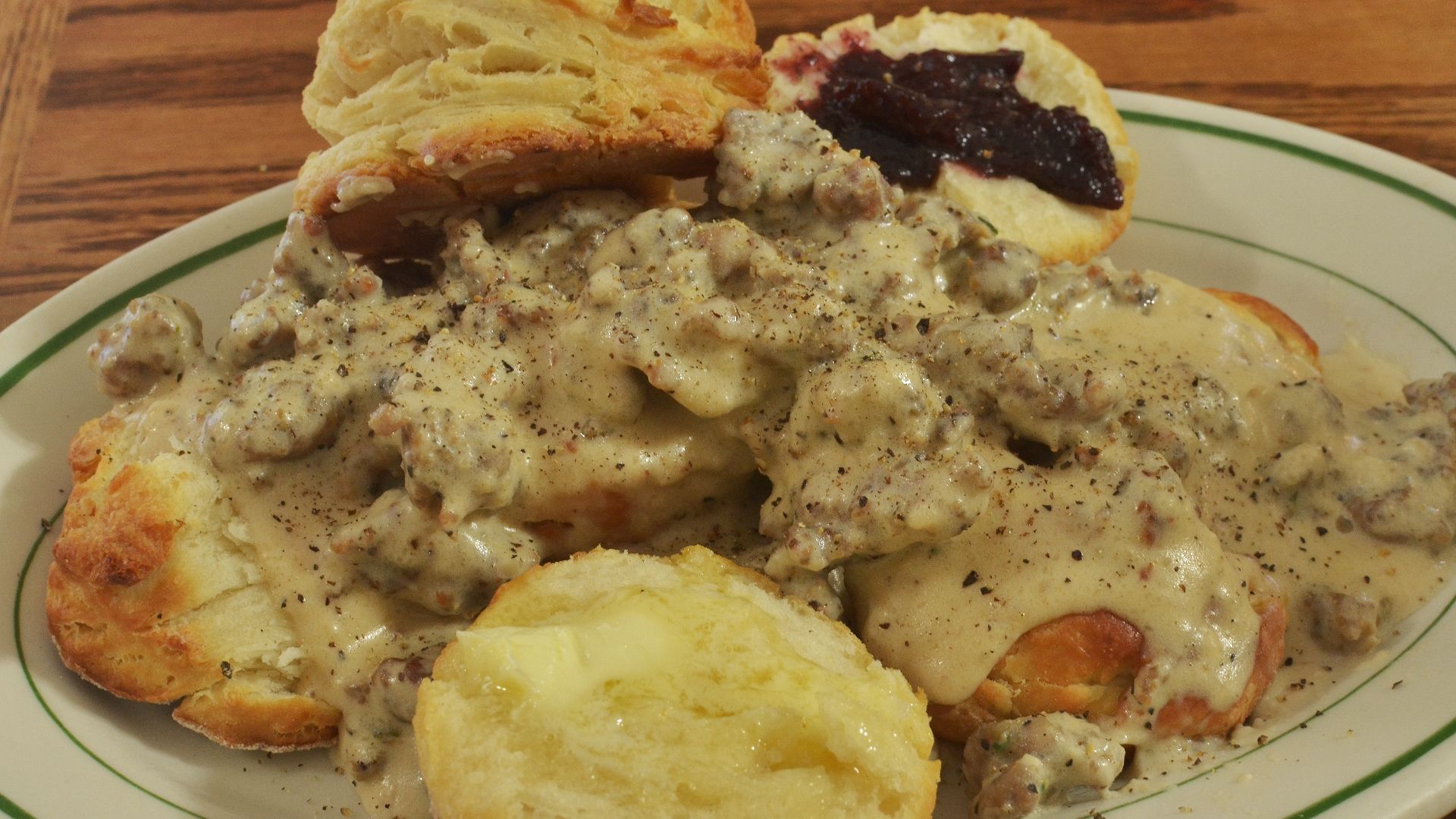 File:Biscuits and gravy (9845421004).jpg