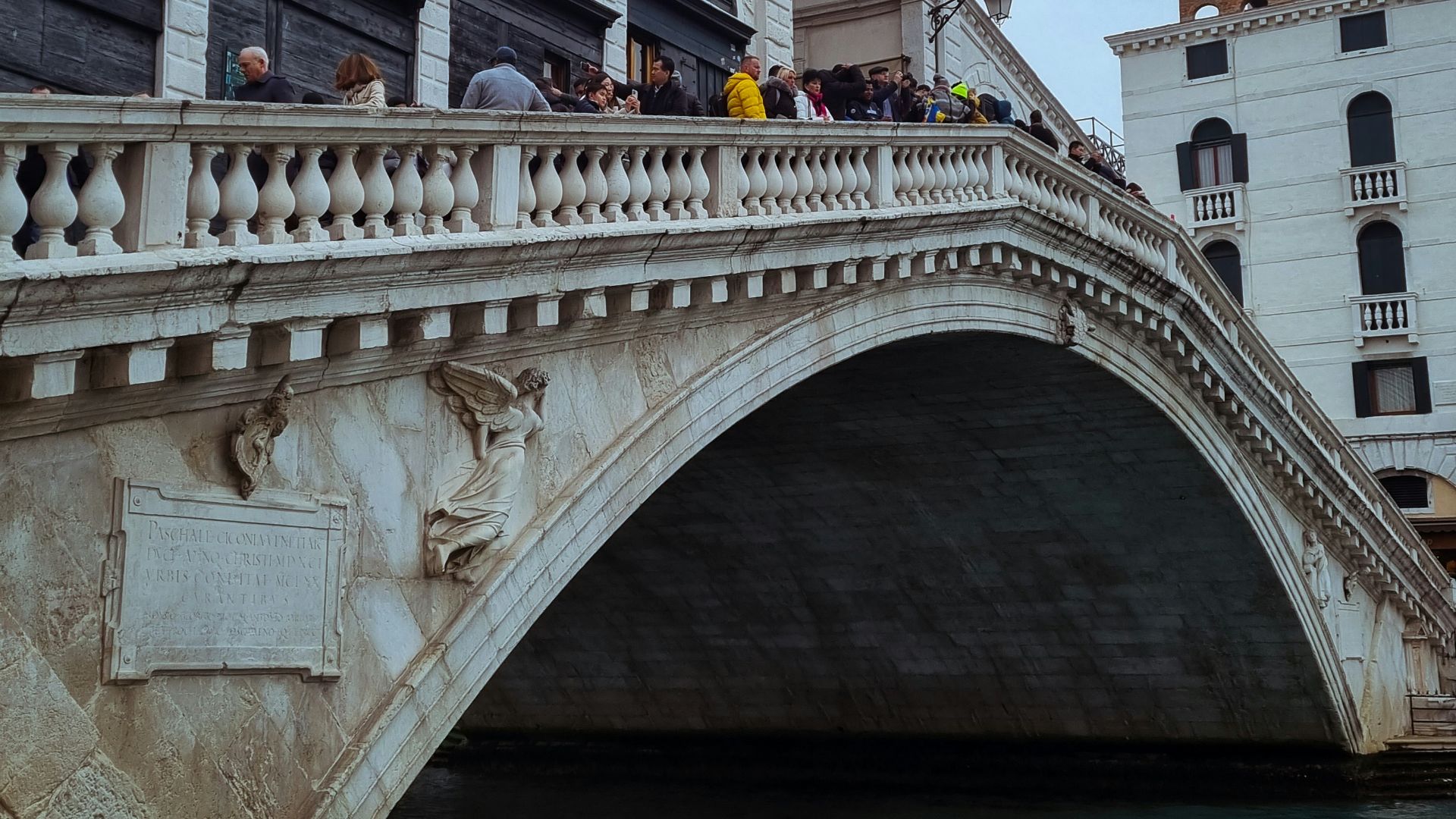 a bridge that has a bunch of people on it