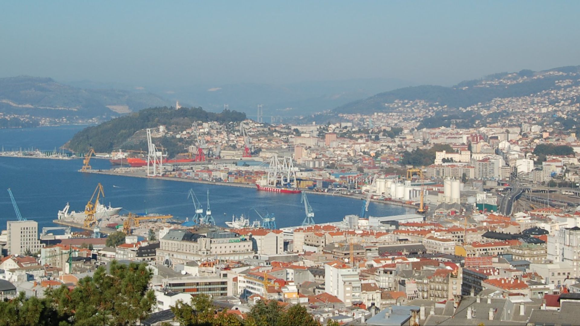 File:Centro e porto de Vigo cropped.jpg