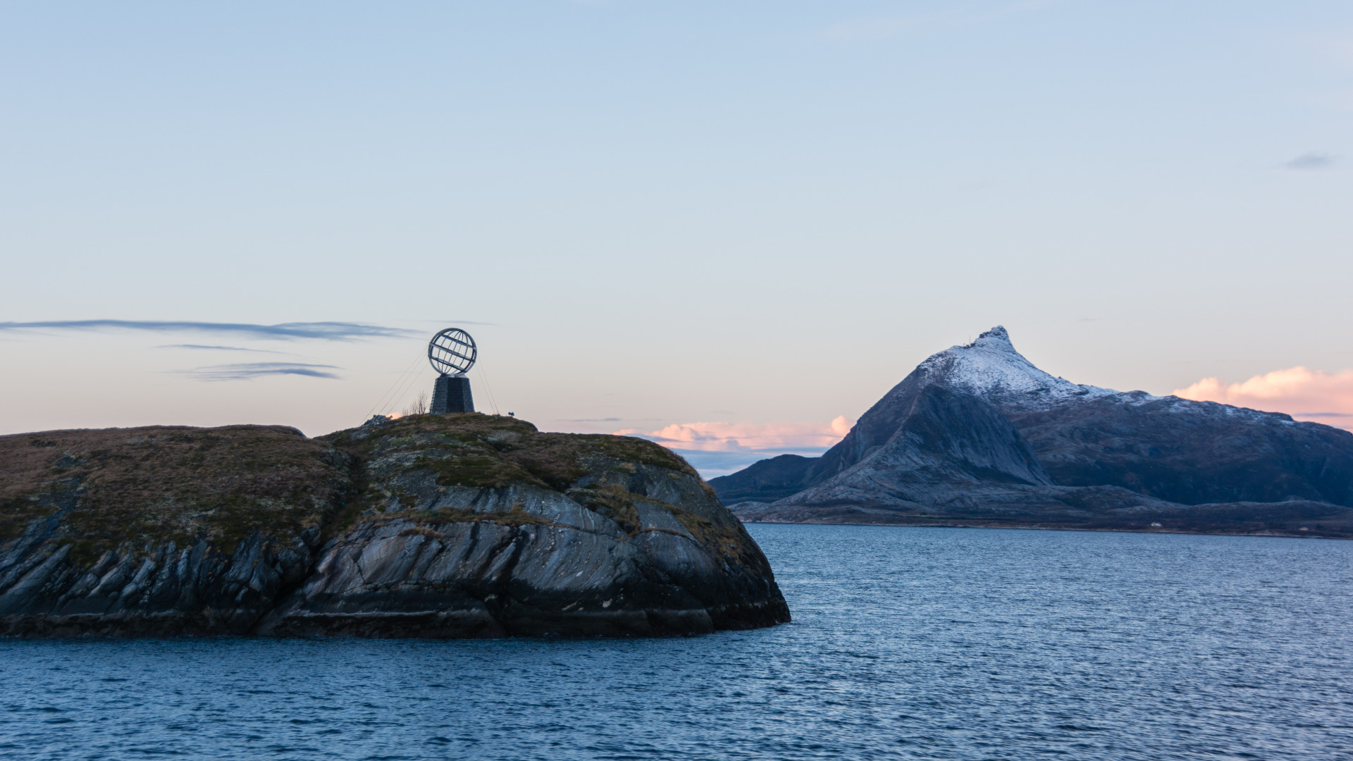 2016-11-20_01_Arctic_Circle_marker_on_the_island_of_Vikingen_Norway.jpeg