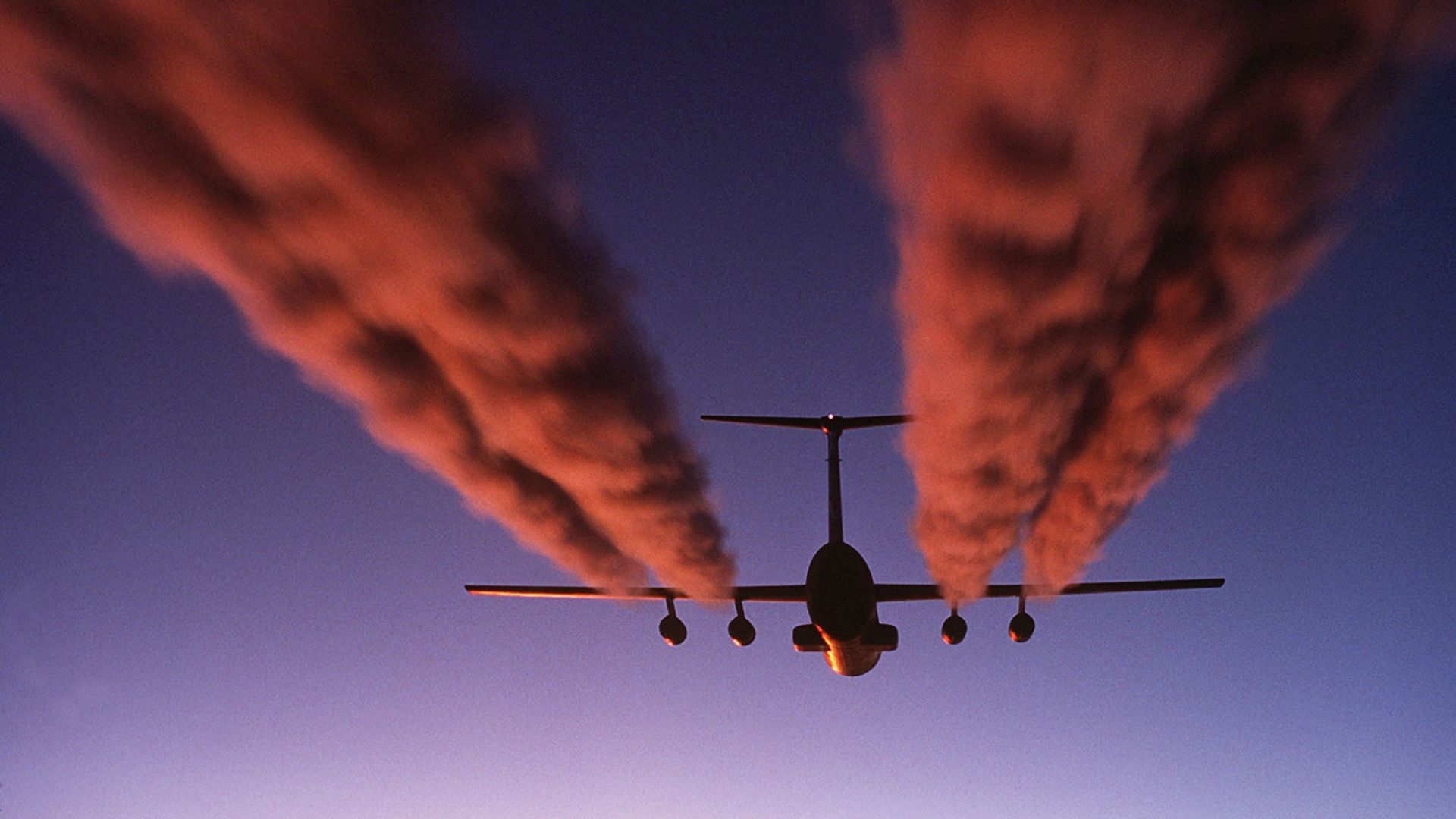 File:C-141 Starlifter contrail crop1.png