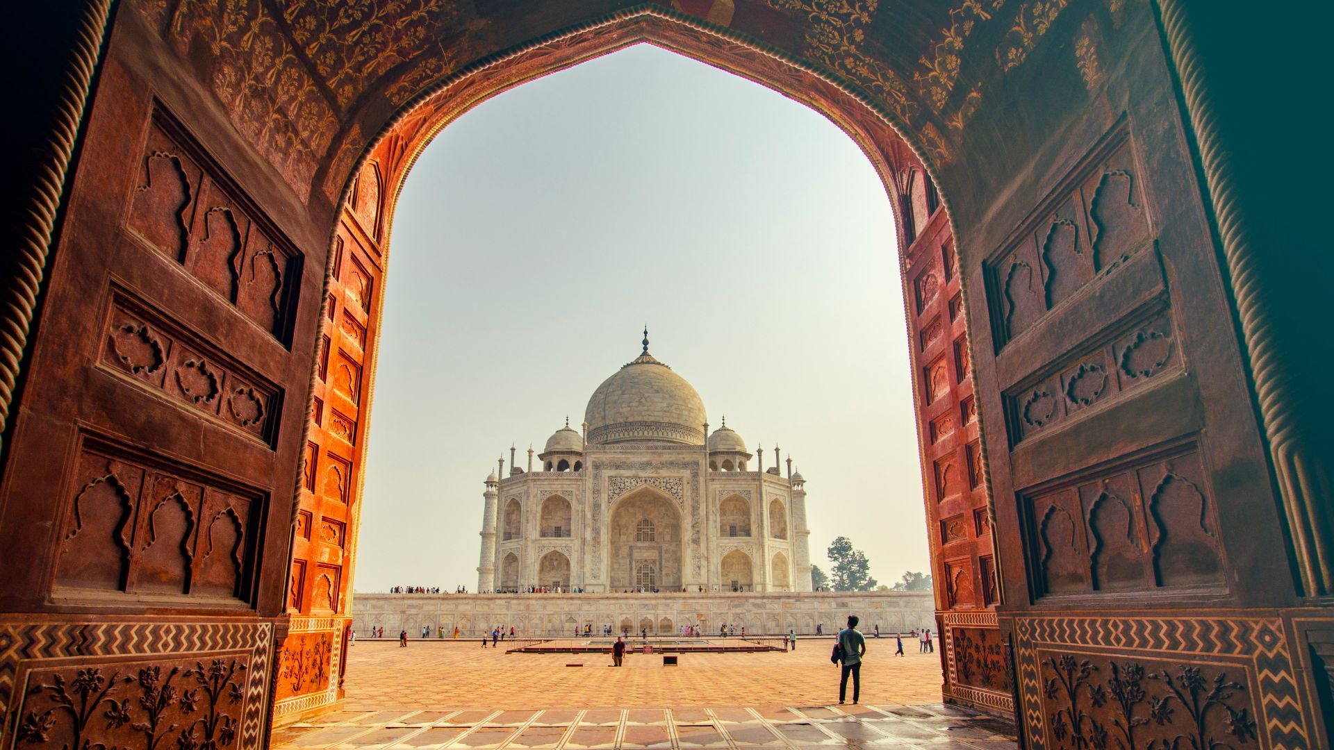 people near TAj Mahal
