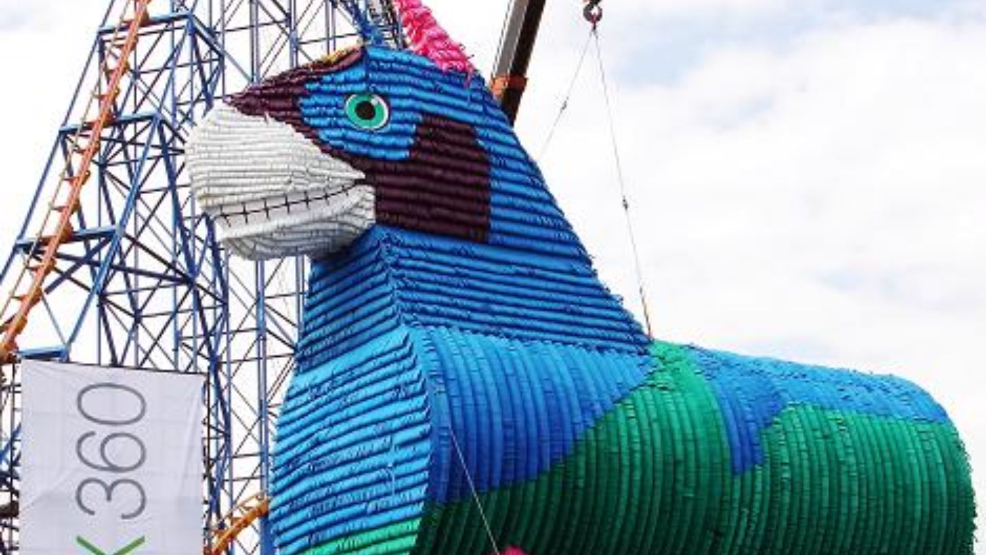 File:Viva World's Largest Pinata - cropped.jpg
