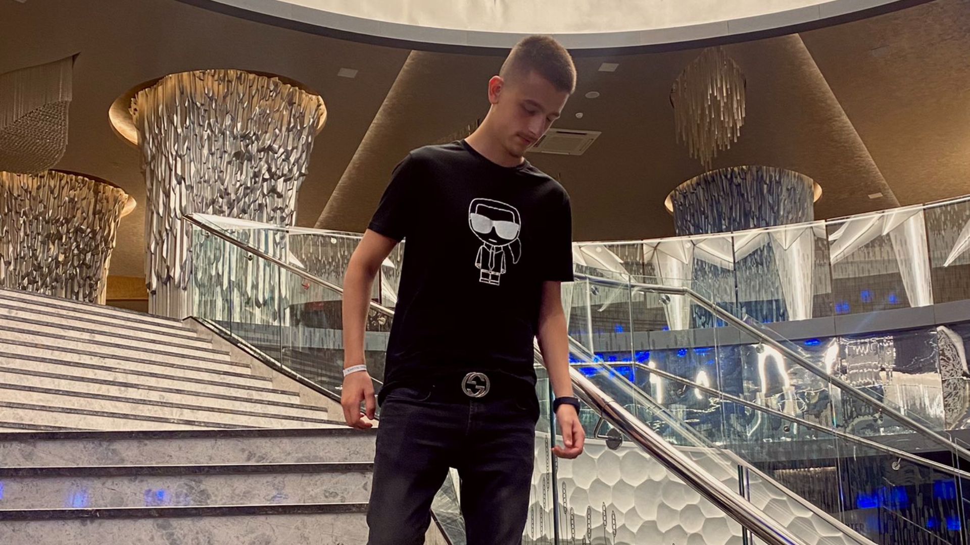 File:Ermal Spahiu në restorant.jpg