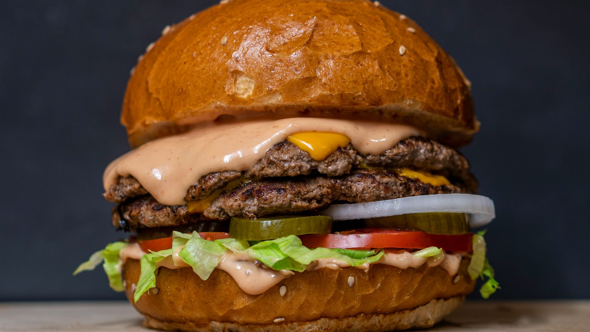 burger with lettuce and tomatoes