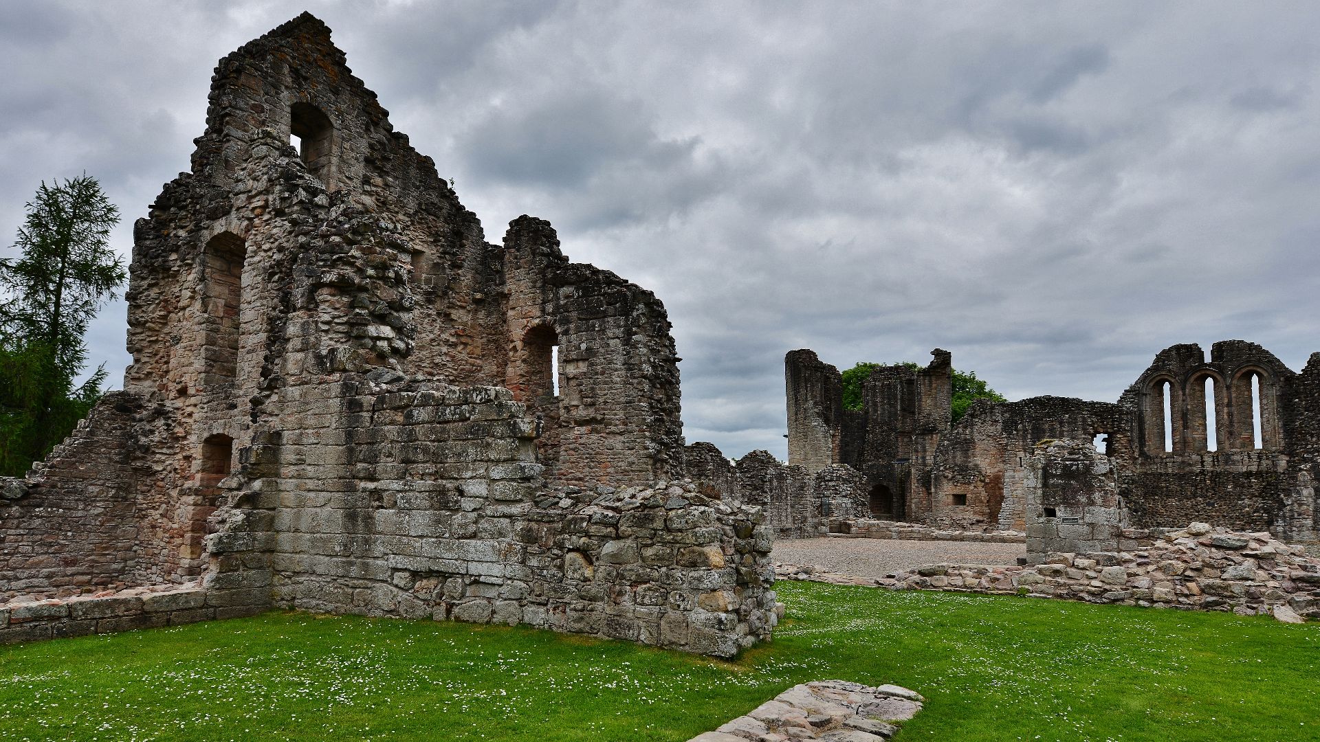 File:KILDRUMMY CASTLE The Elphinstone tower and chapel.JPG