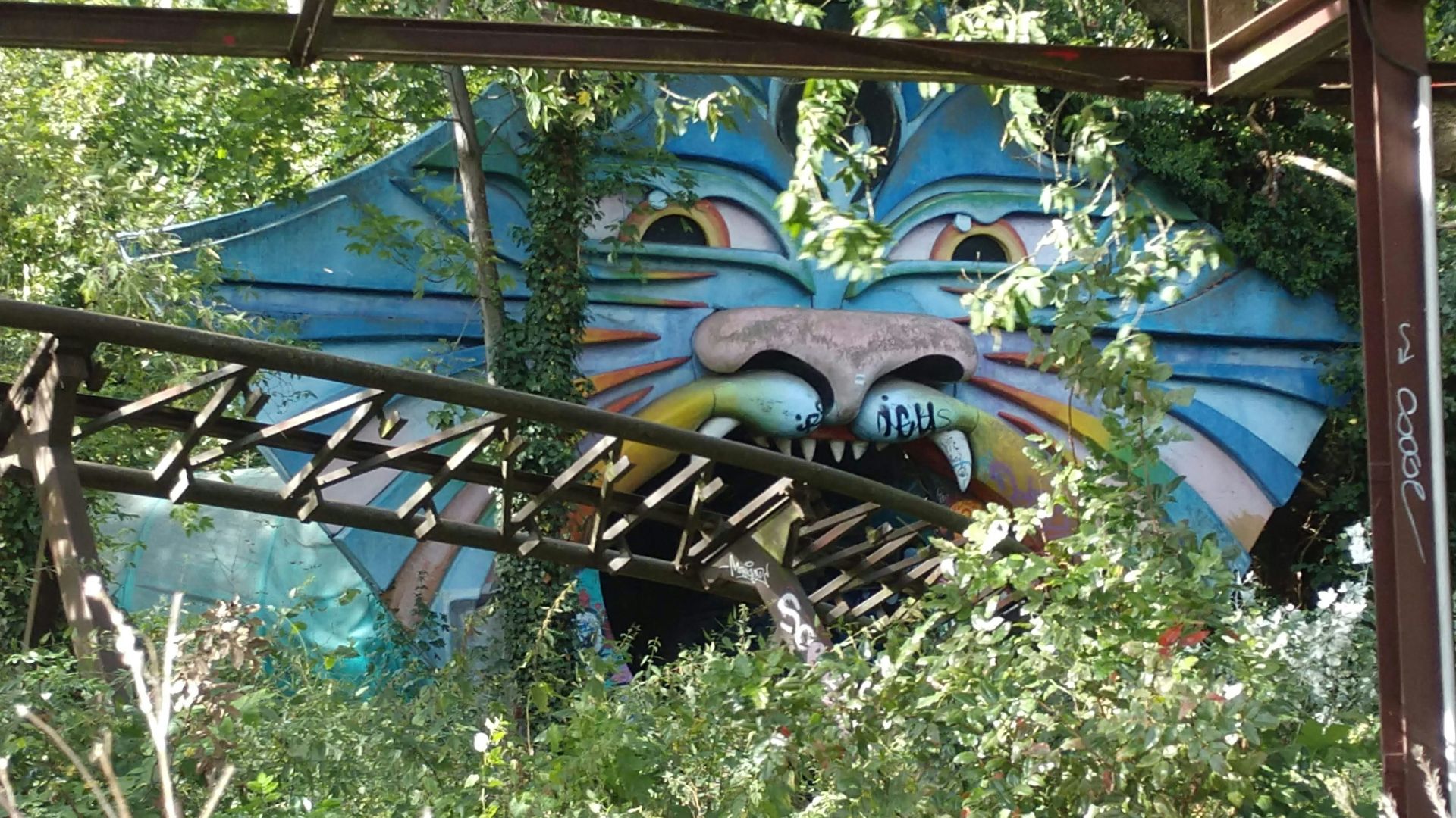 A picture of a face painted on the side of a building