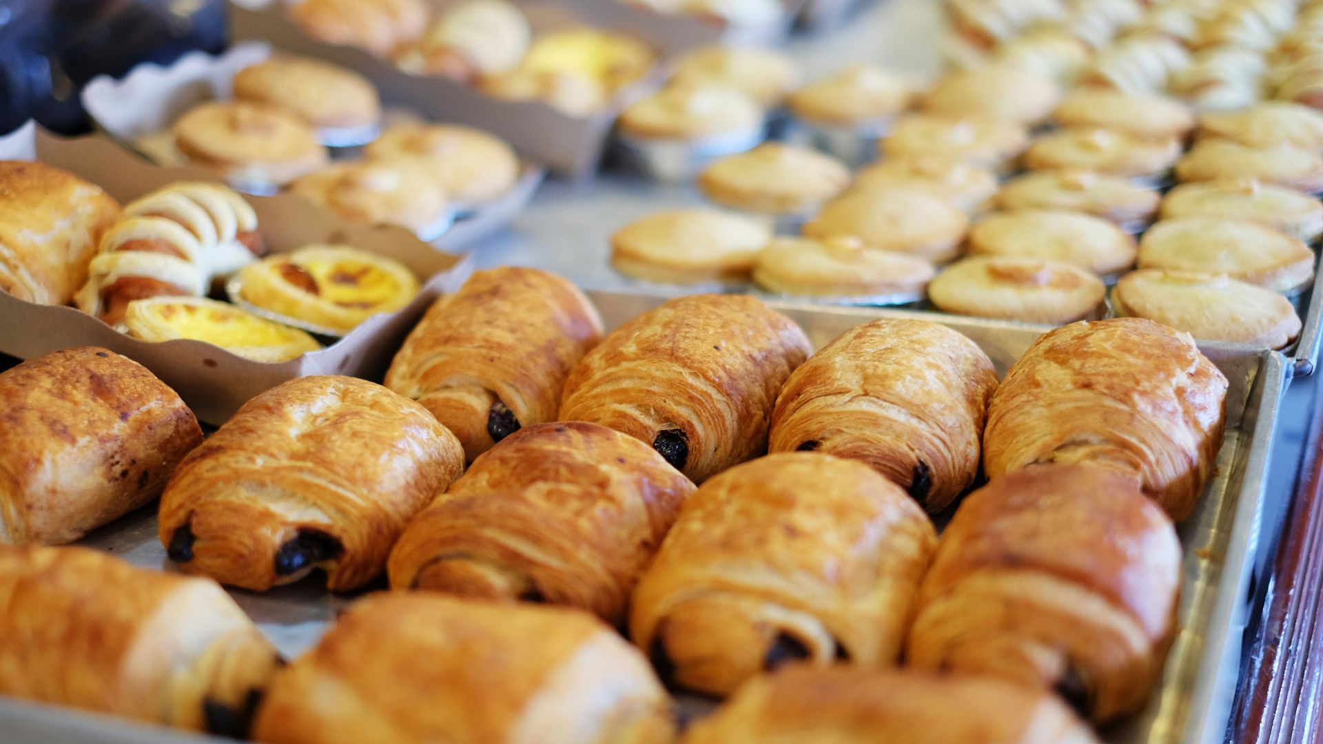 close up photography of baked treats on tray