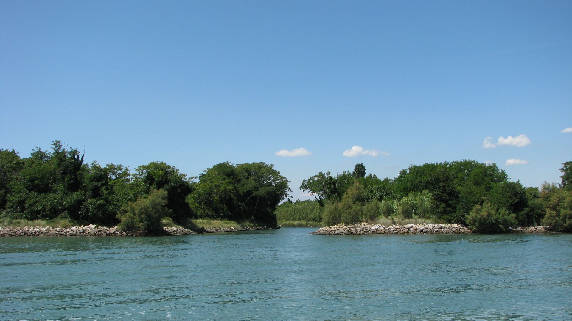 File:Poveglia canal between Islets.jpg