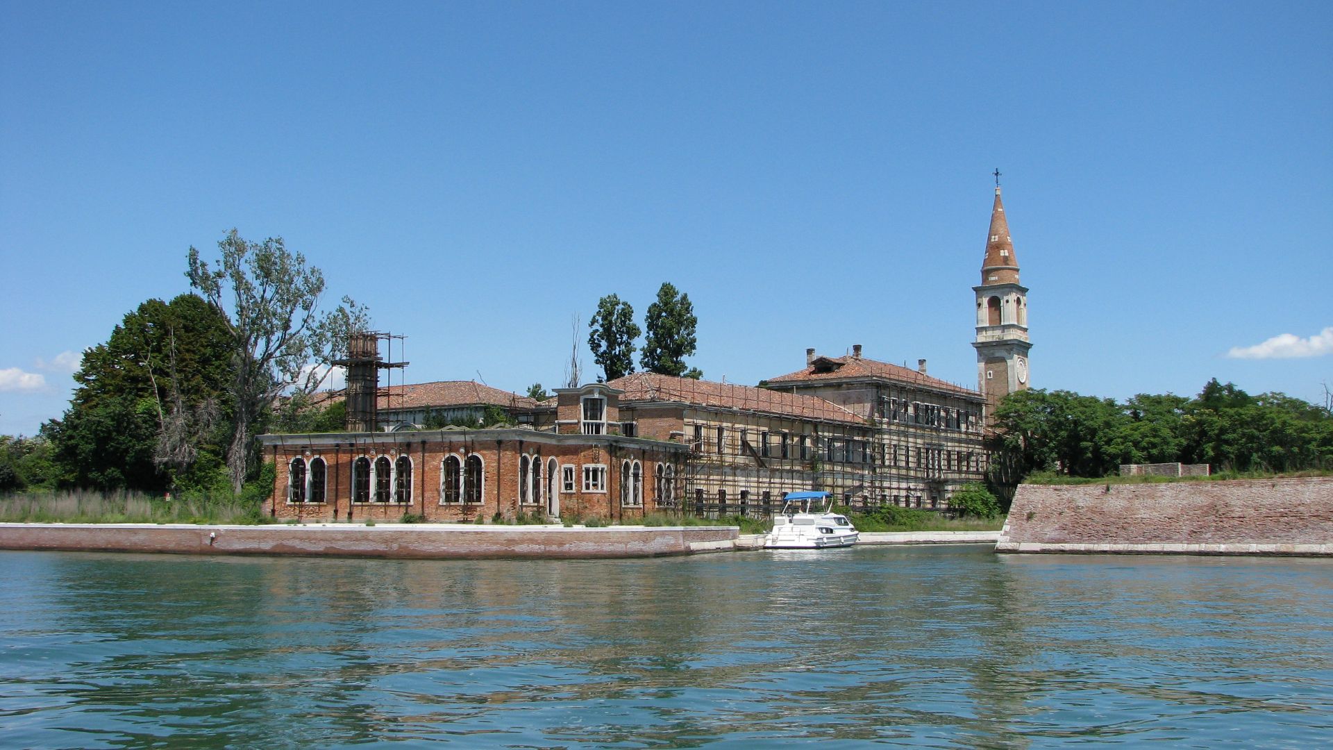 File:Poveglia Closeup of Hospital.jpg