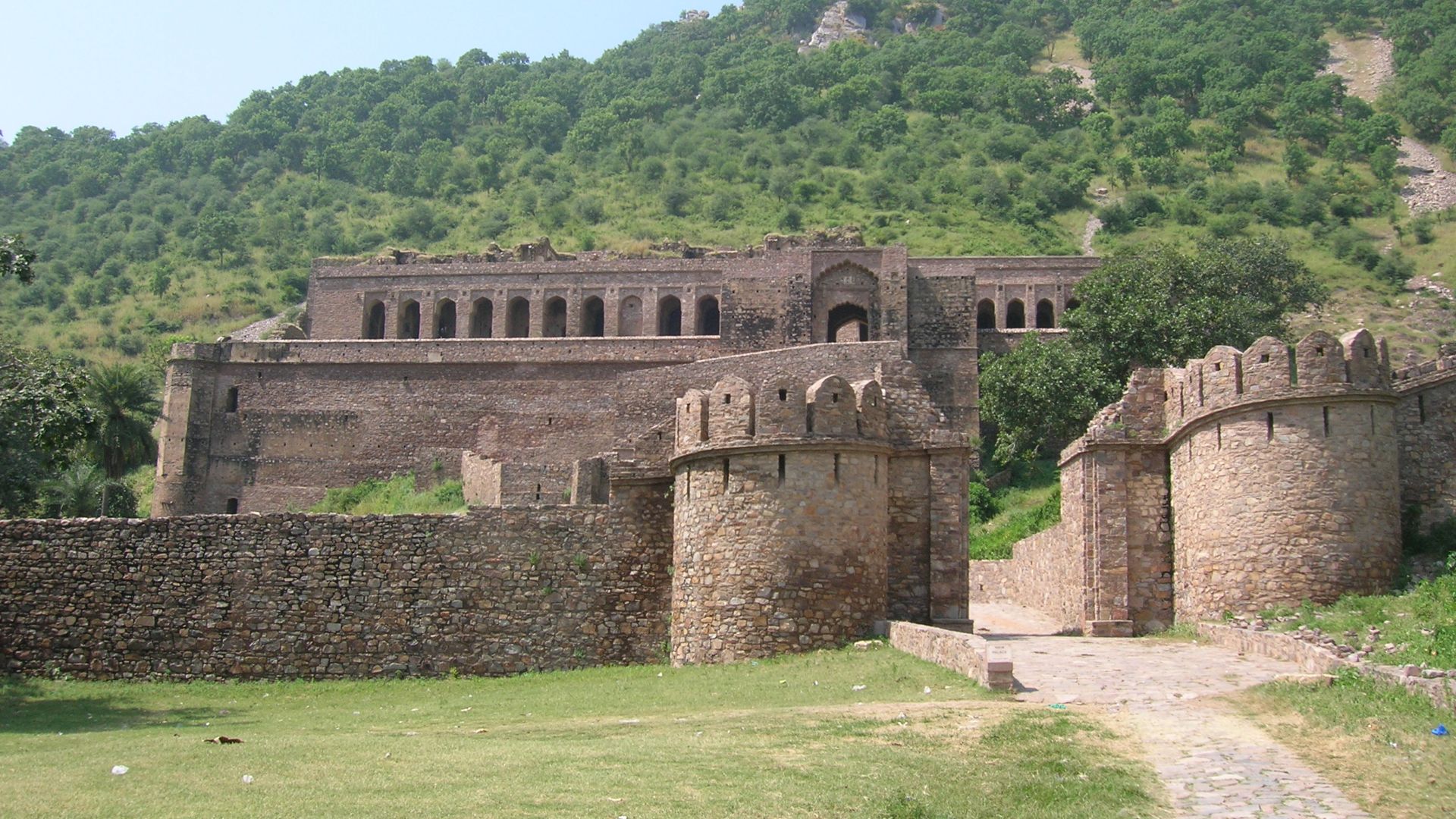 File:Bhangarh Fort Entrance.JPG