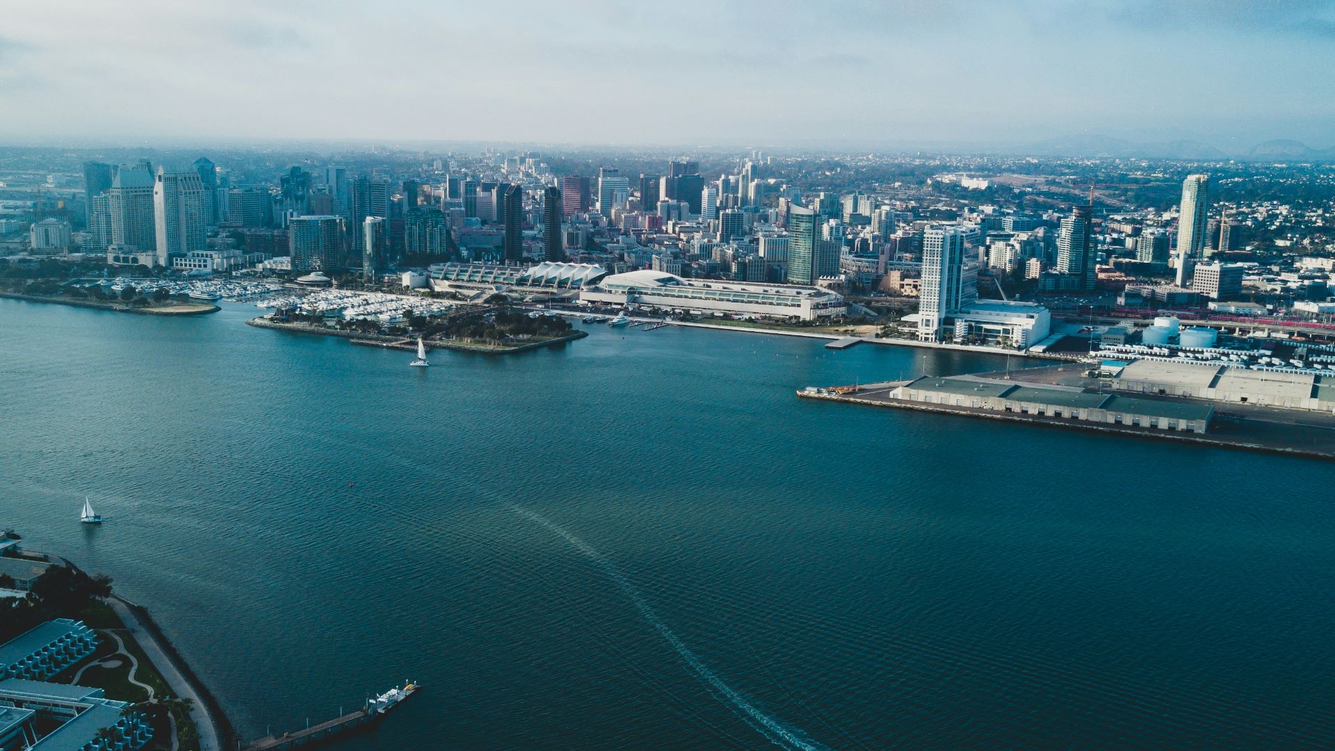 photography of boat in body of water