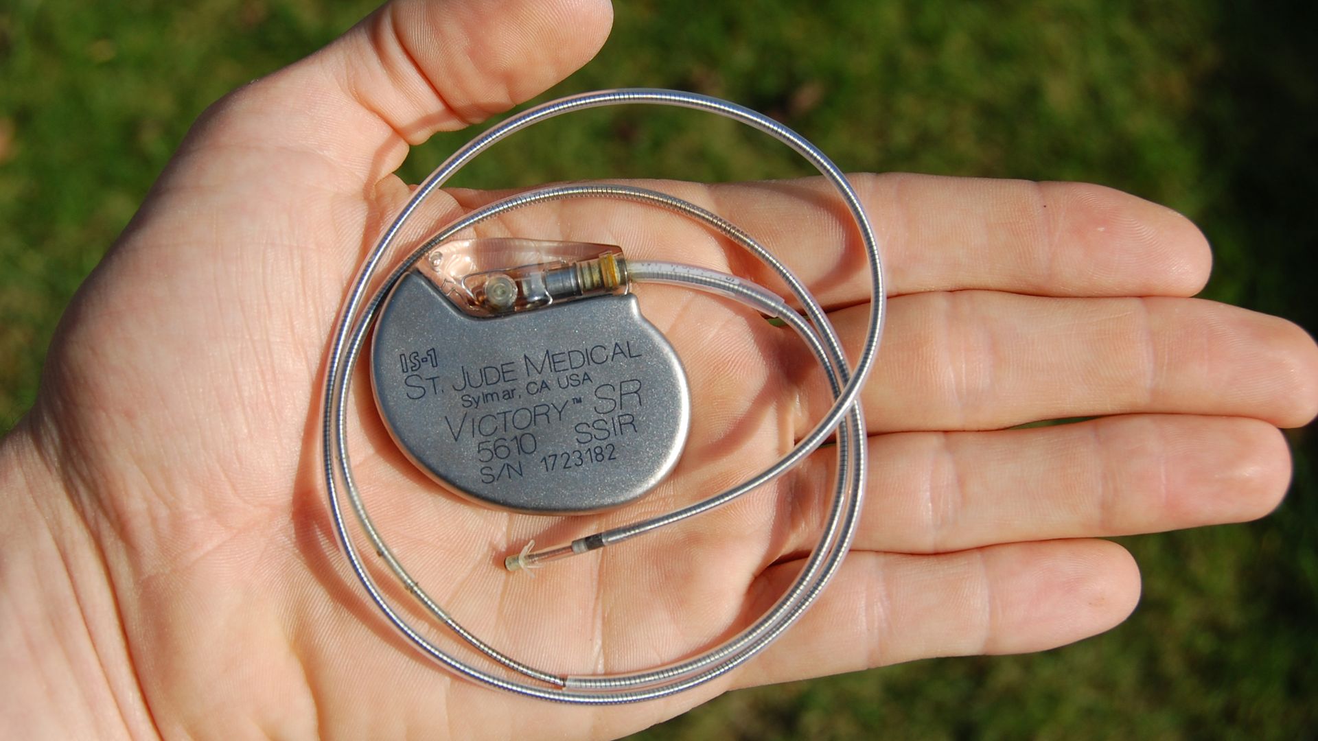 File:St Jude Medical pacemaker in hand.jpg
