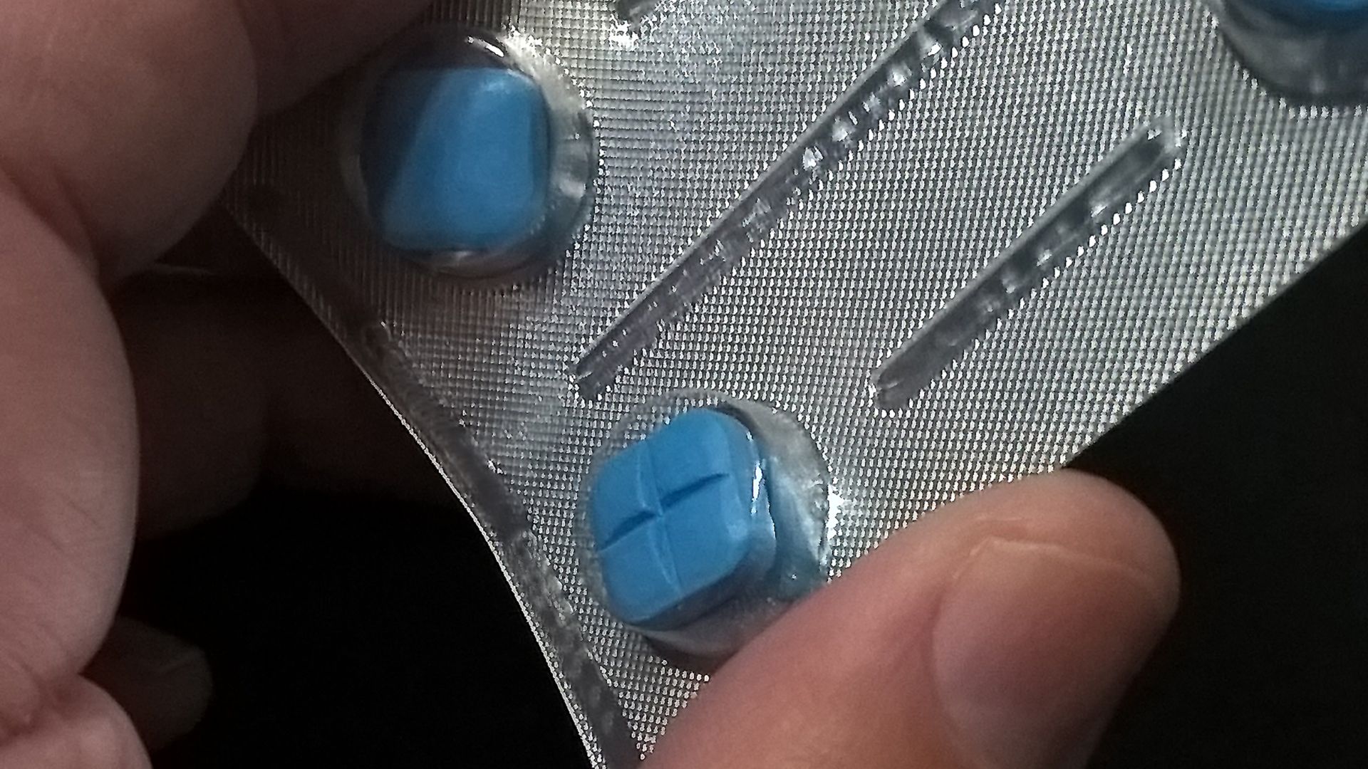File:Sildenafil 100 milligram tablets - (prescription in the European Union) - Transgender shows the four-pack of 100 milligrams of tablet - Image 002n) - Transgender zeigt den Vierpack der je 100 Milligramm Tablette - Bild 002.jpg