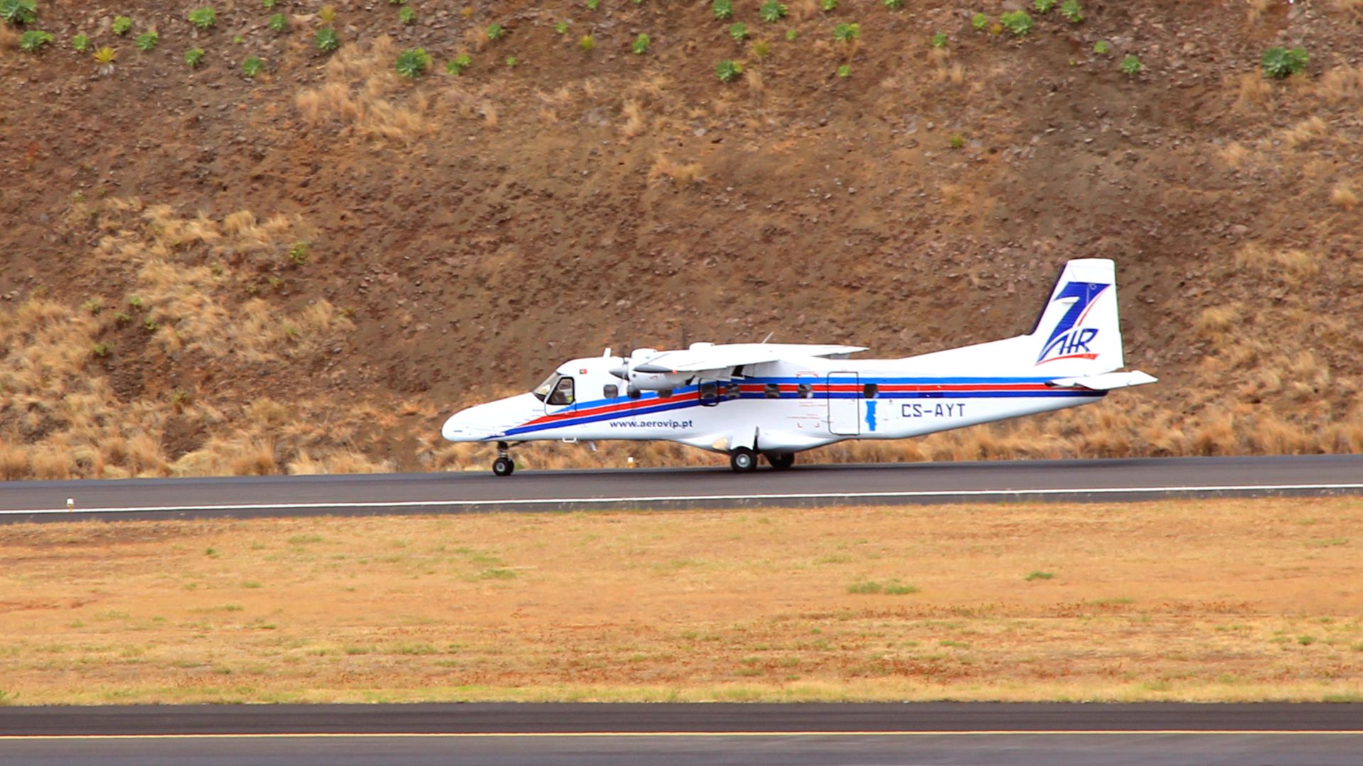File:Dornier 228 CS-AYT Madeira Funchal airport 2016 1.jpg