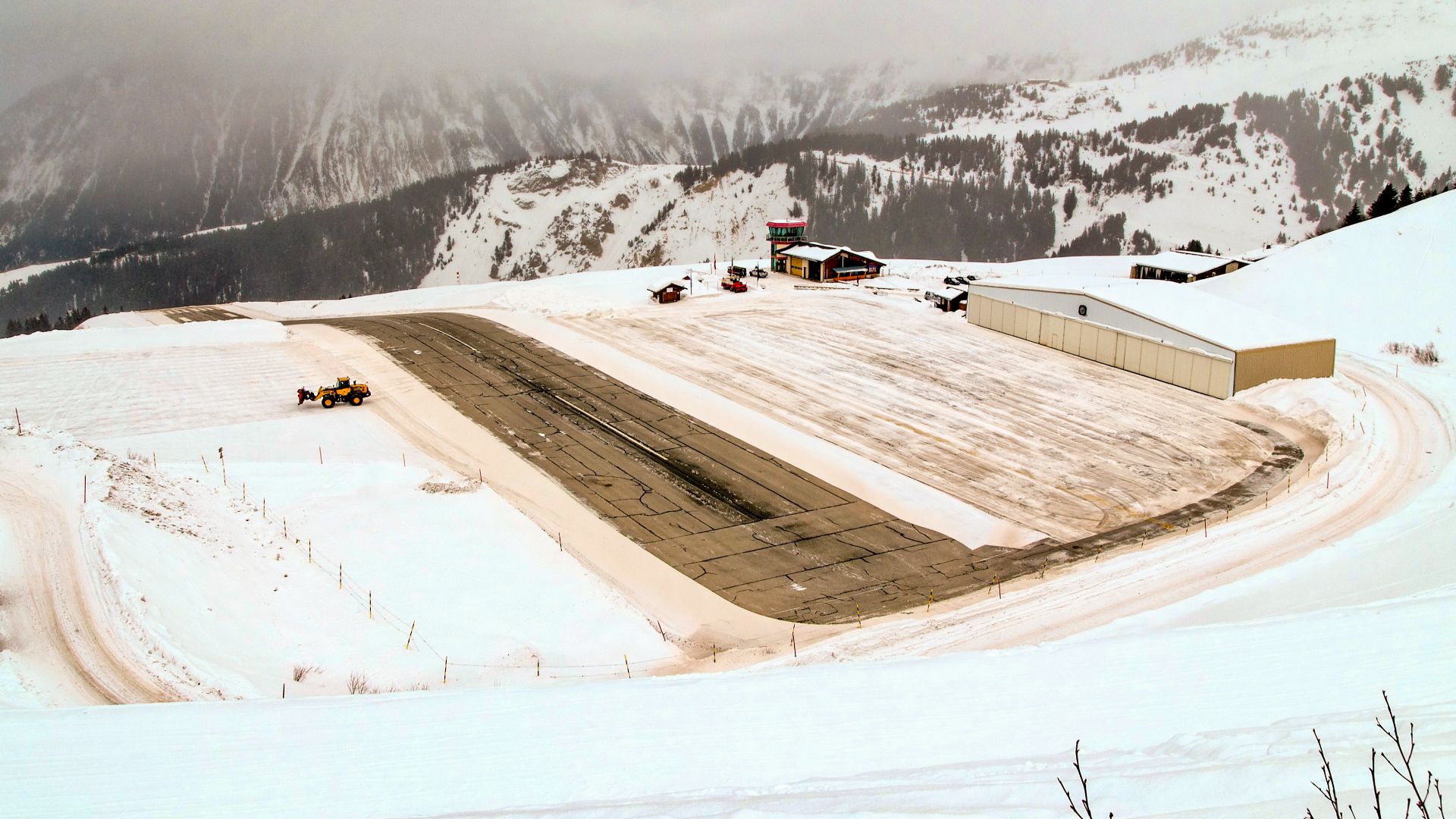 File:Courchevel aeroport.jpg