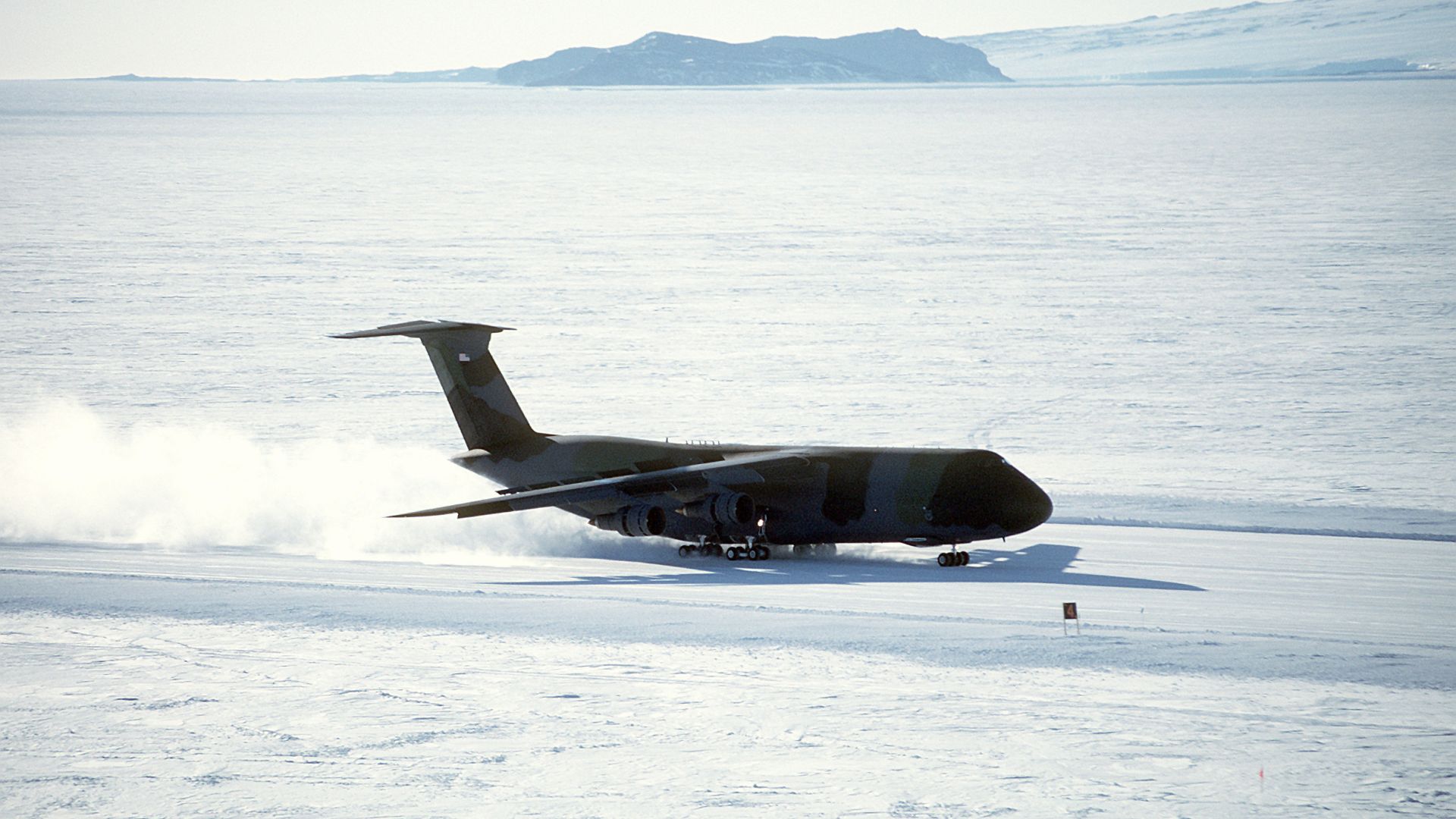 File:A C-5B Galaxy aircraft lands on the ice runway near McMurdo Station during Operation Deep Freeze '90 DF-ST-90-10233.jpg