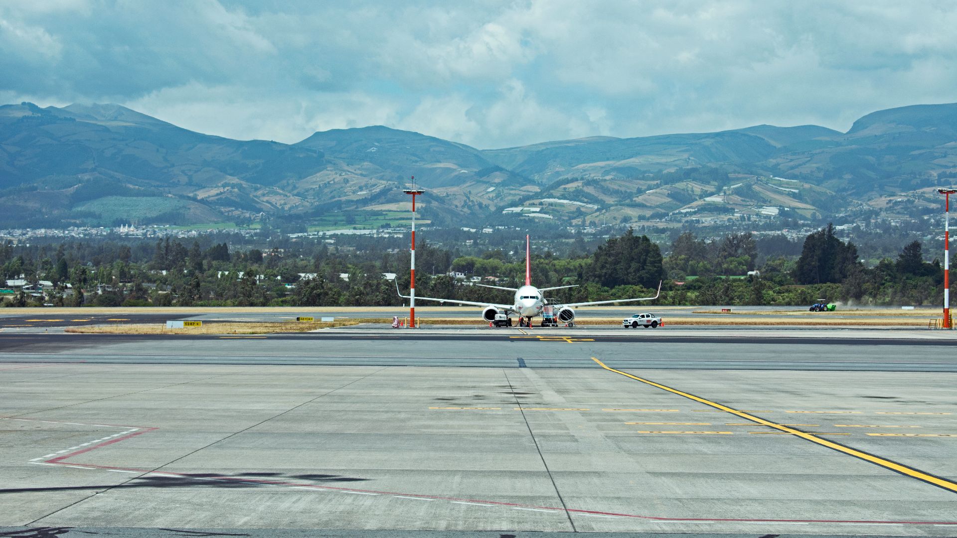 File:Quito Mariscal Sucre International Airport aircraft seen out of the window.jpg