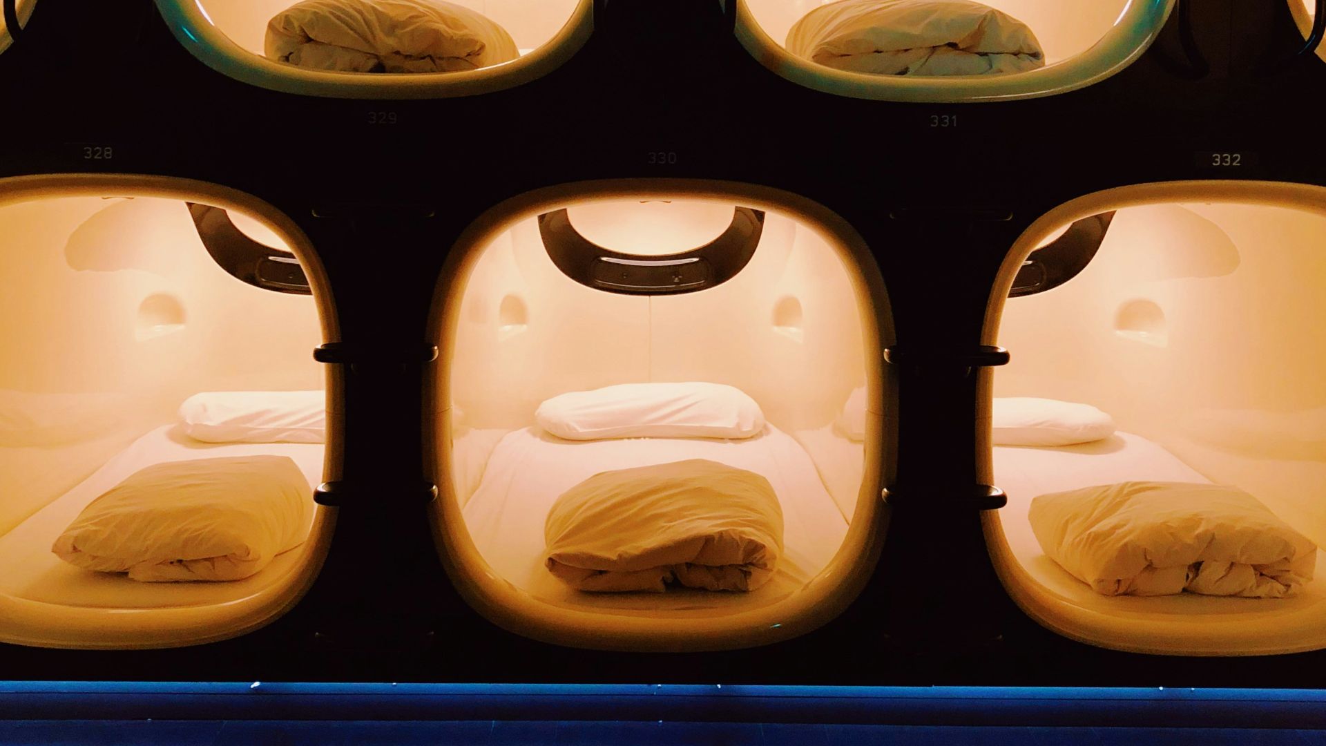 white mattresses with blanket