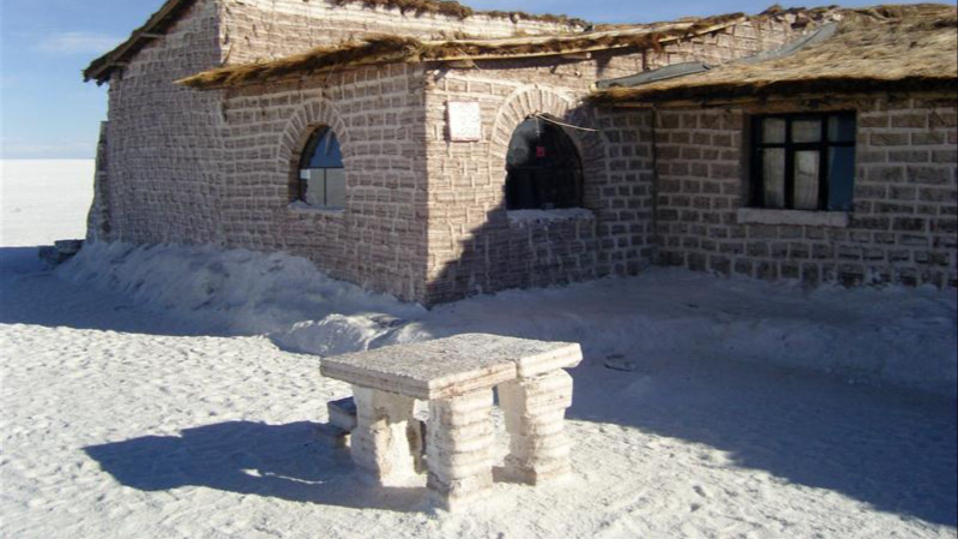 File:Hotel de Sal, Uyuni 2.jpg