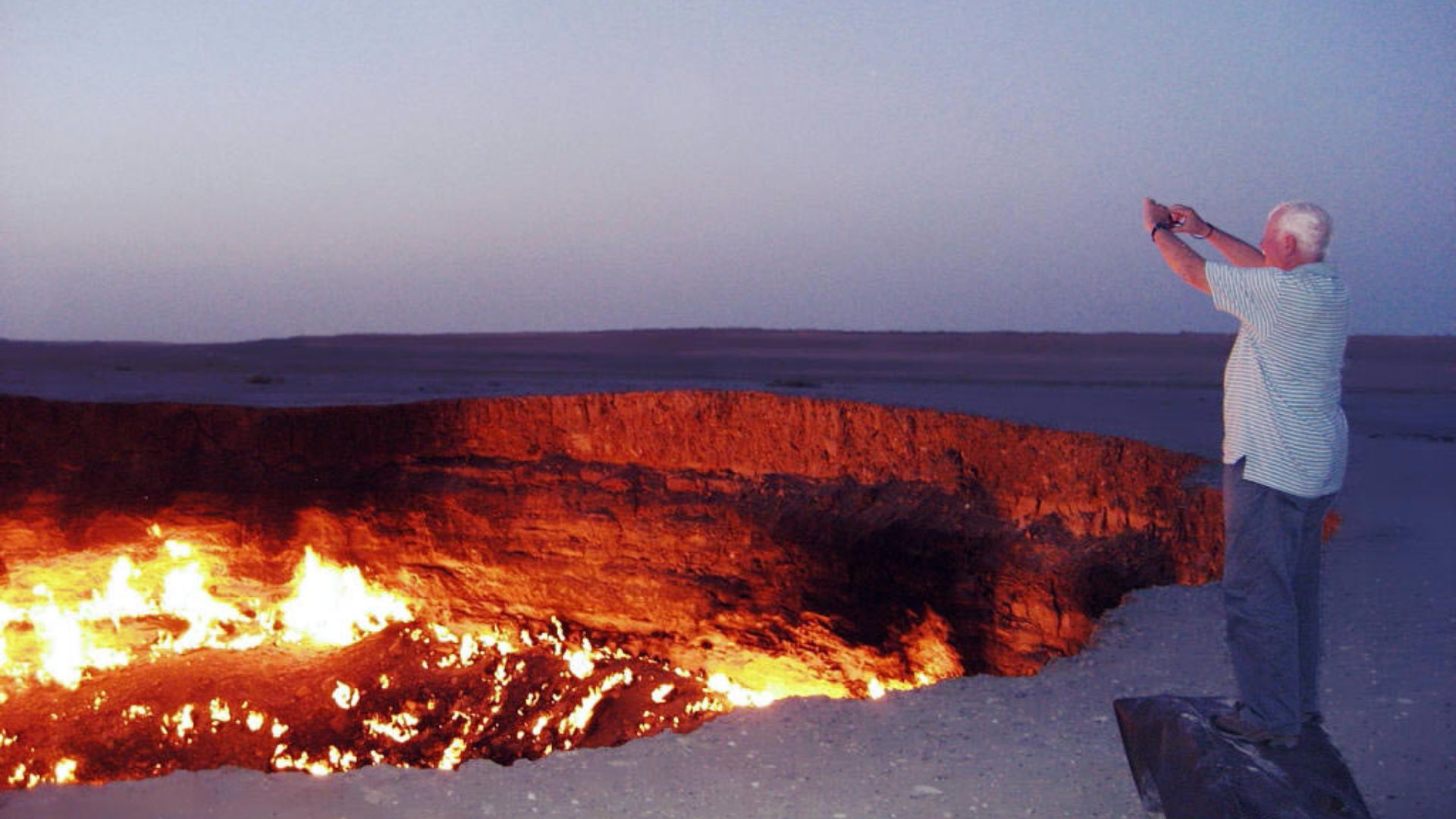 File:Darvaza Gas Crater.jpg