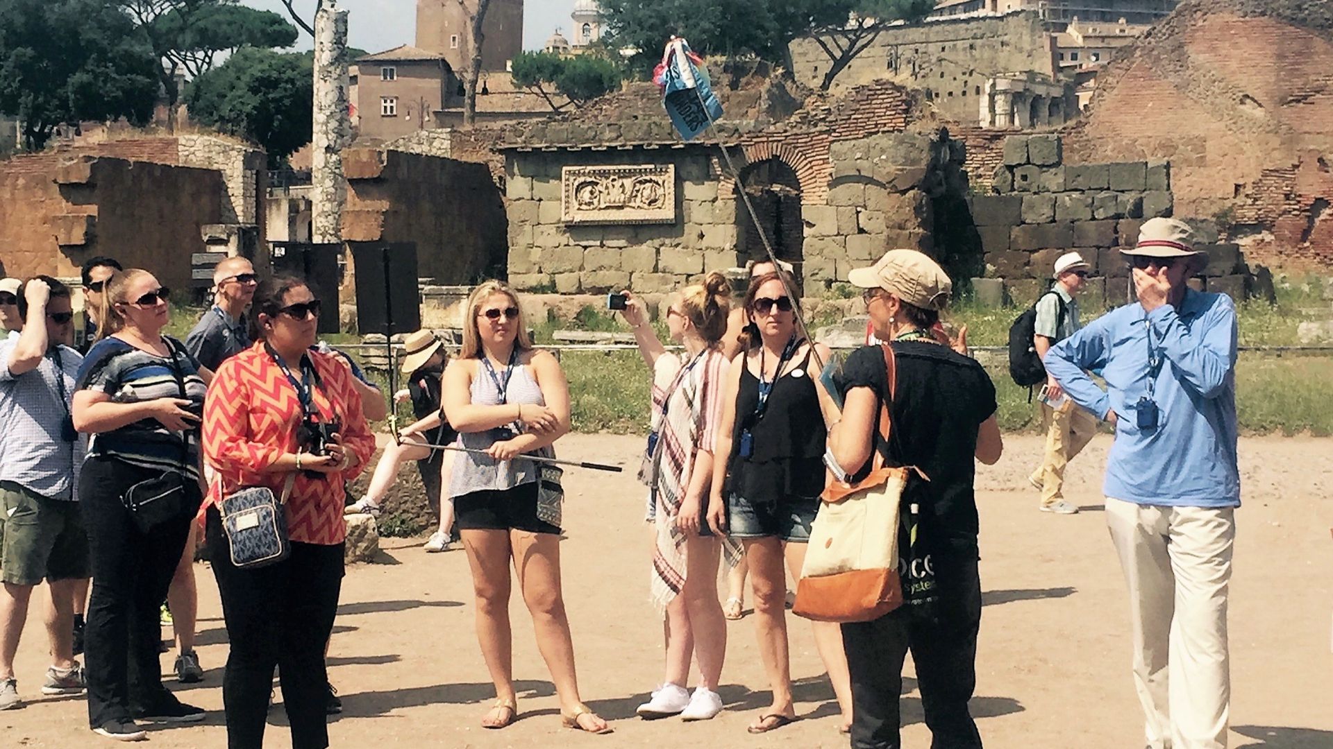 File:Tour guide in Rom, 2015.jpg