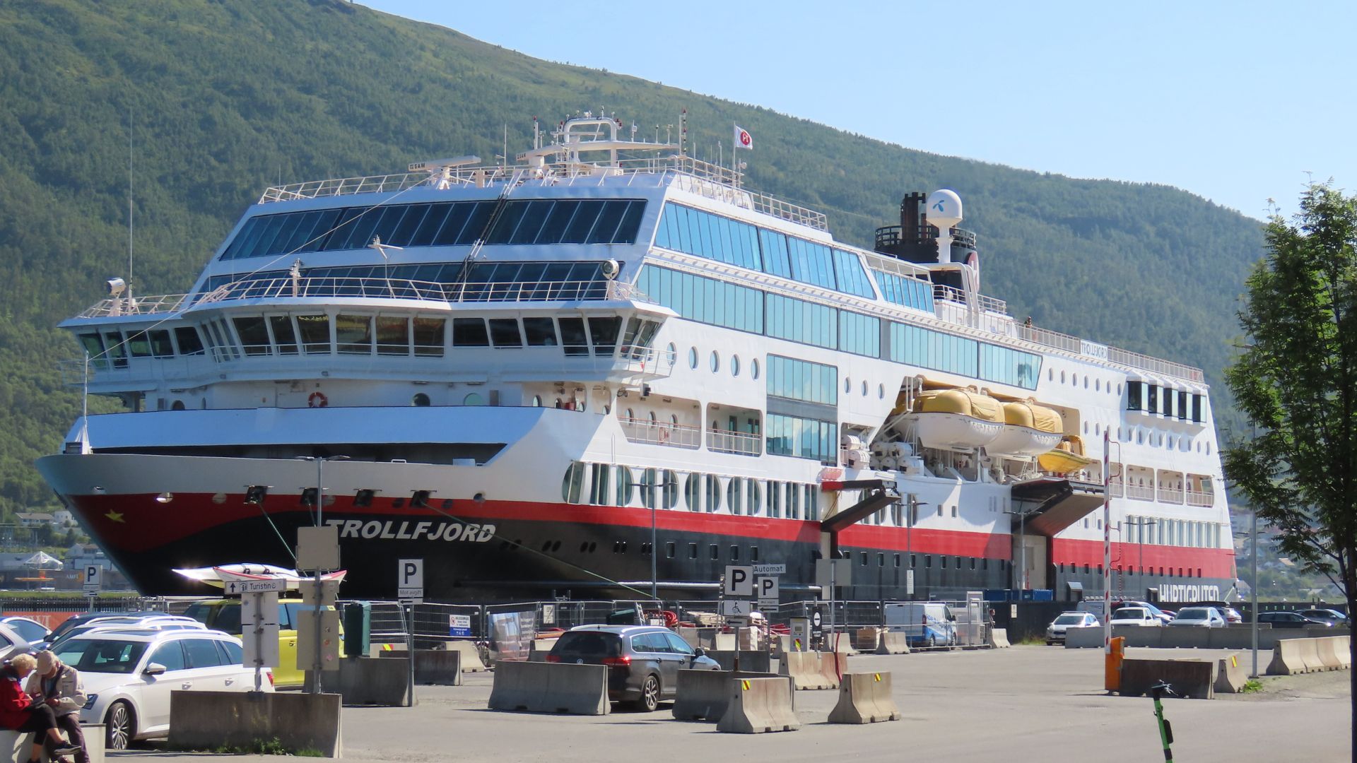 File:Tromsø Hurtigruten Trollfjord 02.jpg