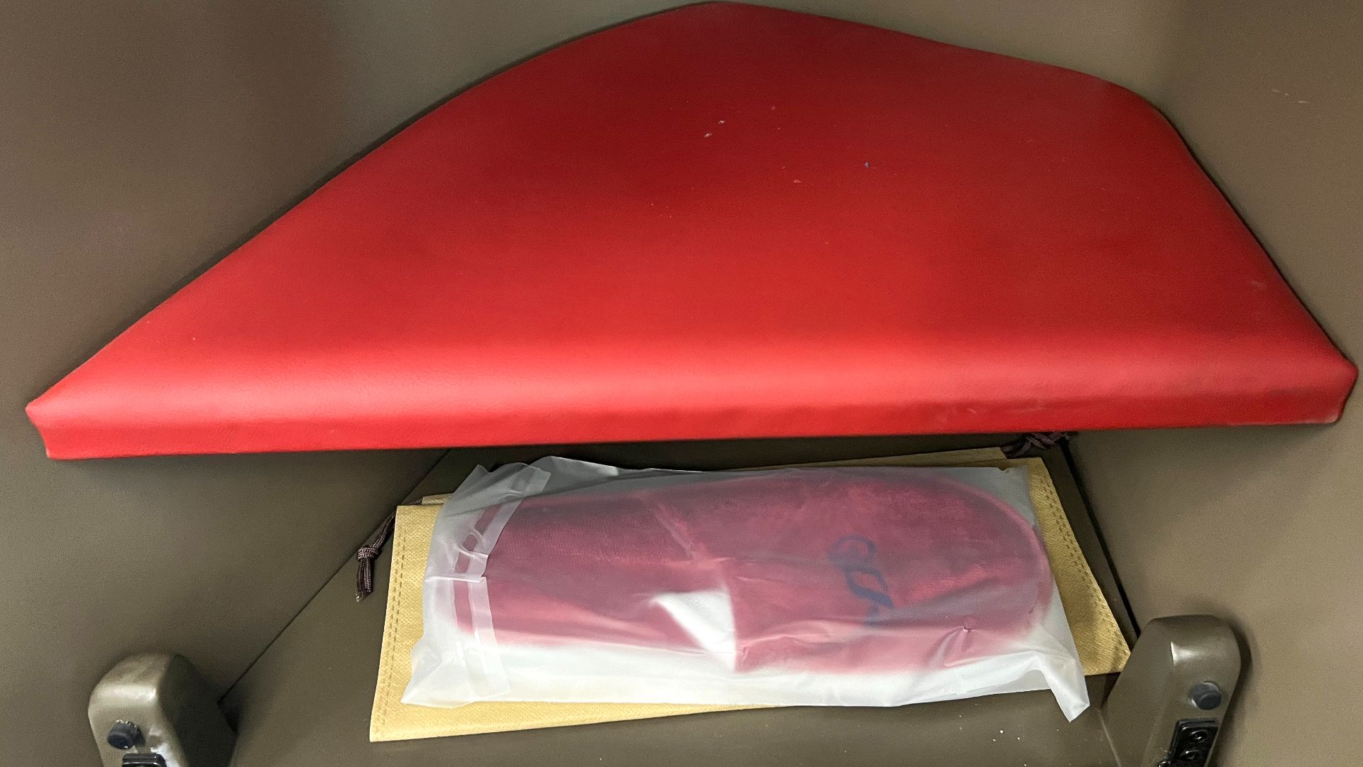 File:Business class footrest of CR200J3-C KZ113408 (20240719103445).jpg