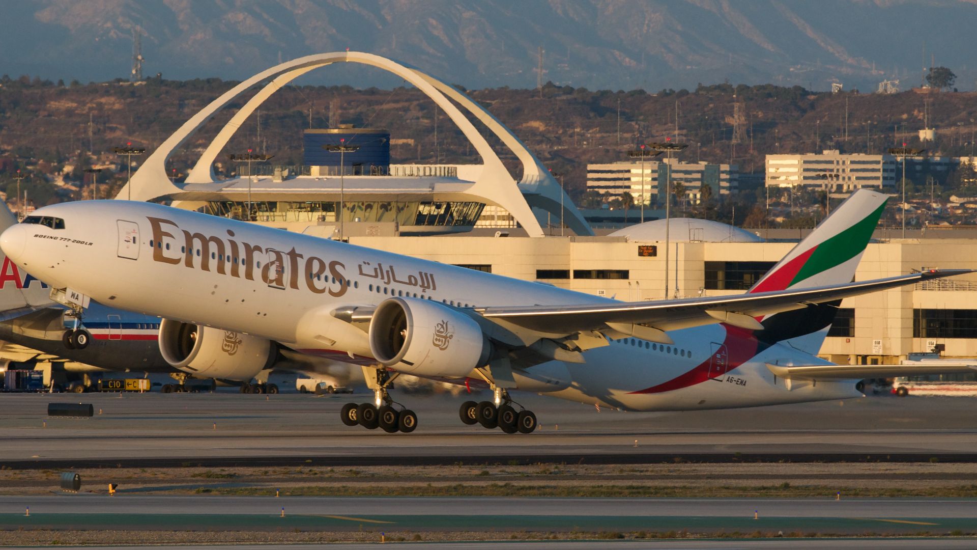 File:Emirates Boeing 777-200LR A6-EWA (7626707936).jpg