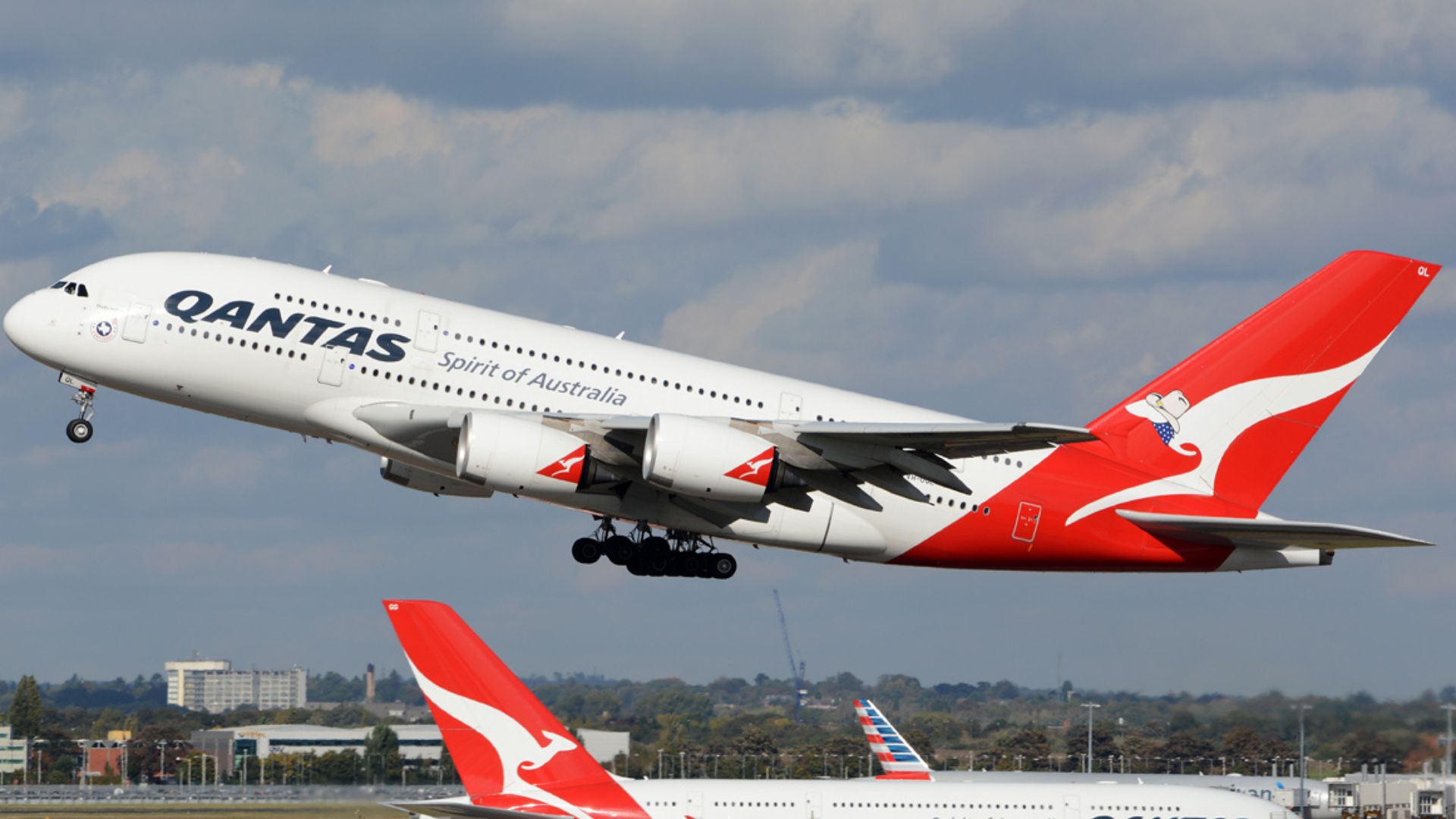 File:Qantas Airbus A380 with Dallas hat on the kangaroo.jpg