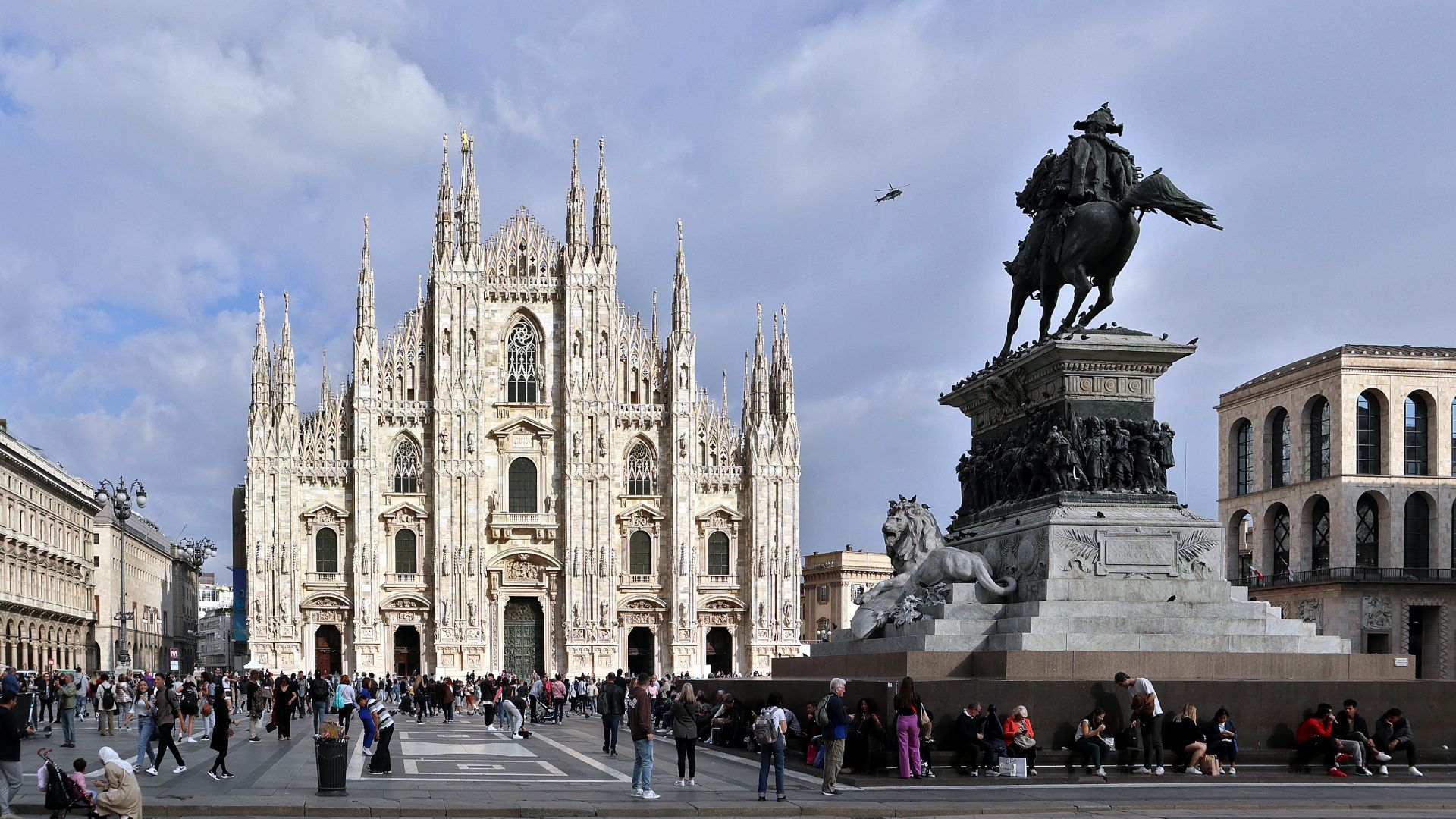 File:Piazza del Duomo - Milano.jpg