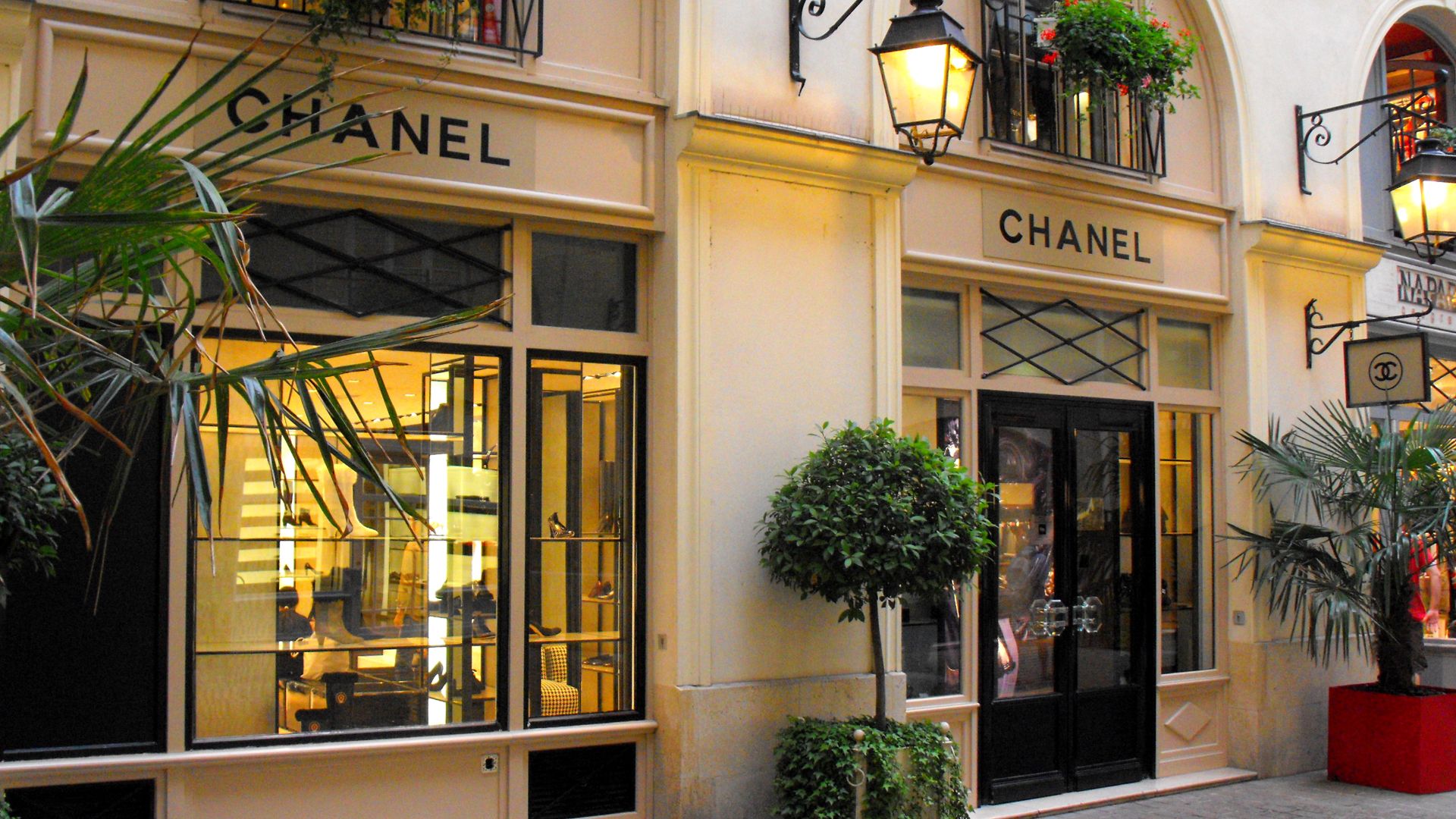 File:Chanel store, Paris 2009 001.jpg