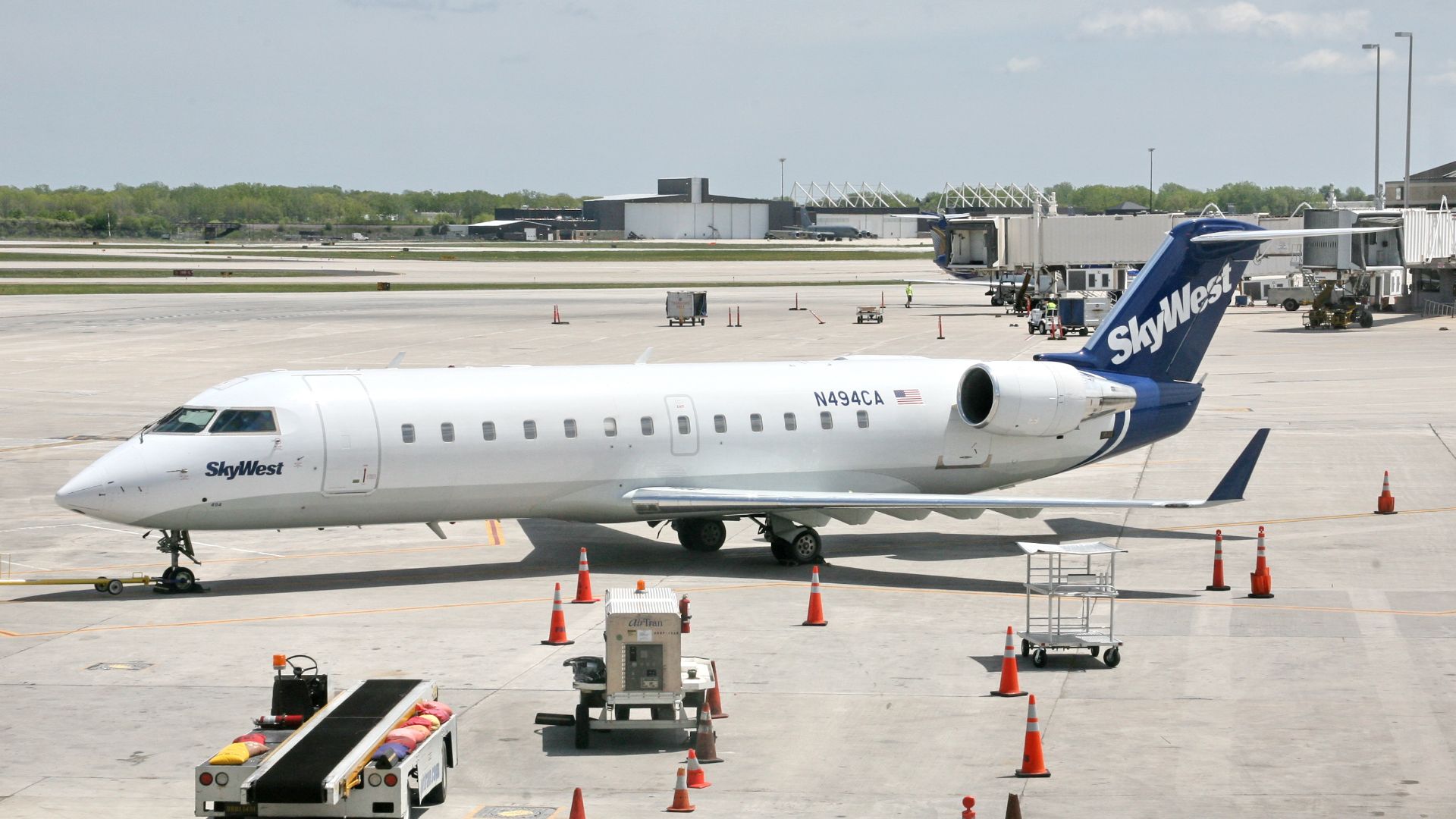 File:SkyWest Airlines (4609382262).jpg