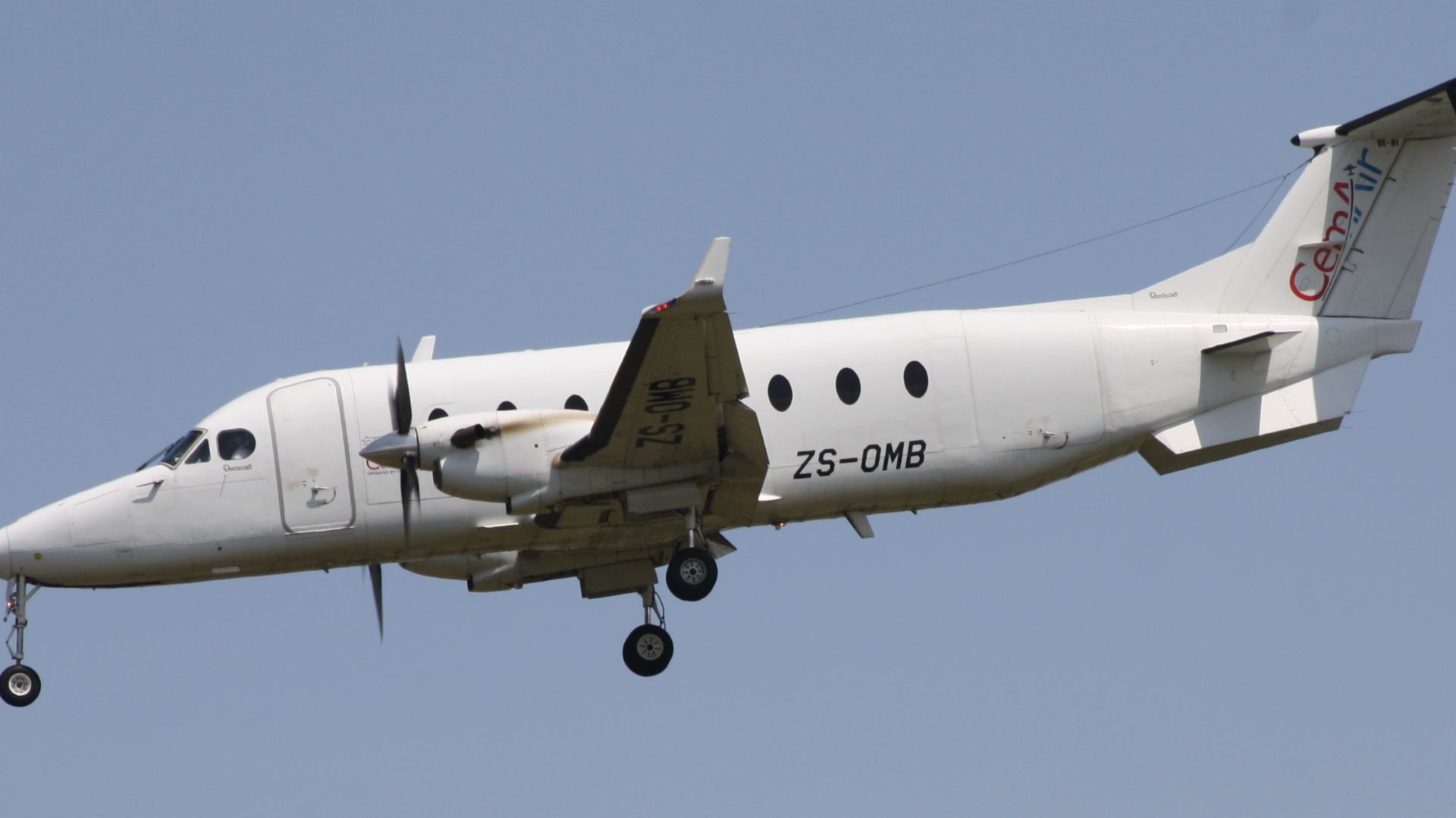 File:Cemair B1900D ZS-OMB (24688522730).jpg