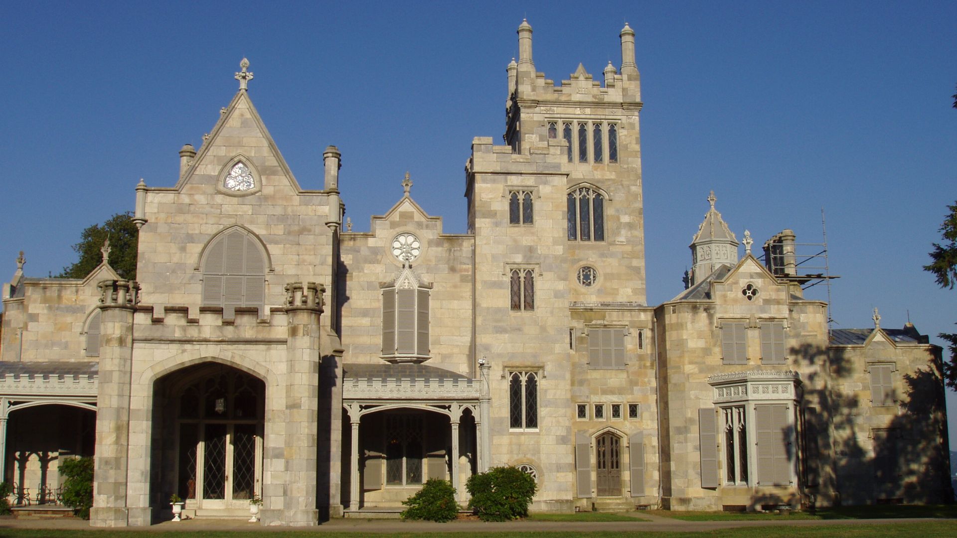 File:Lyndhurst Tarrytown NY - front facade.jpg