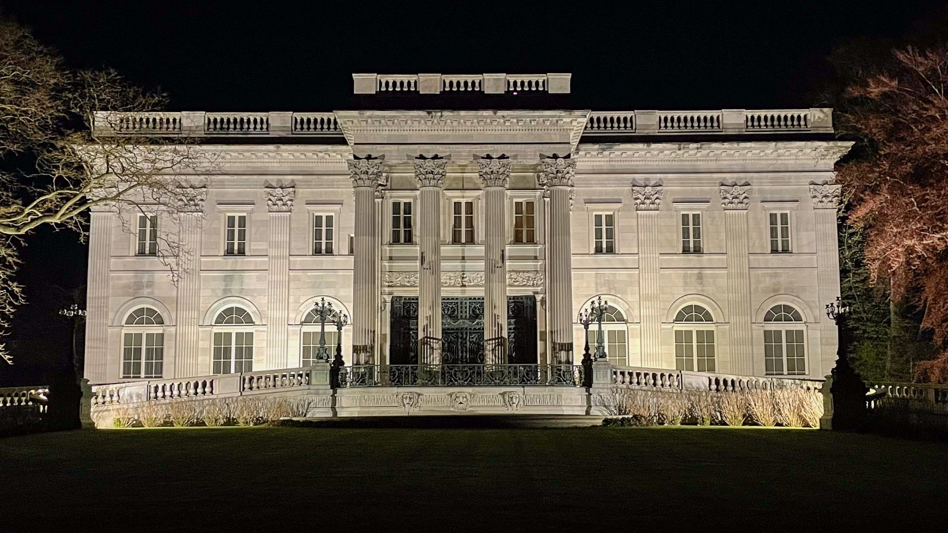 File:Marble House (Newport) at night.jpg