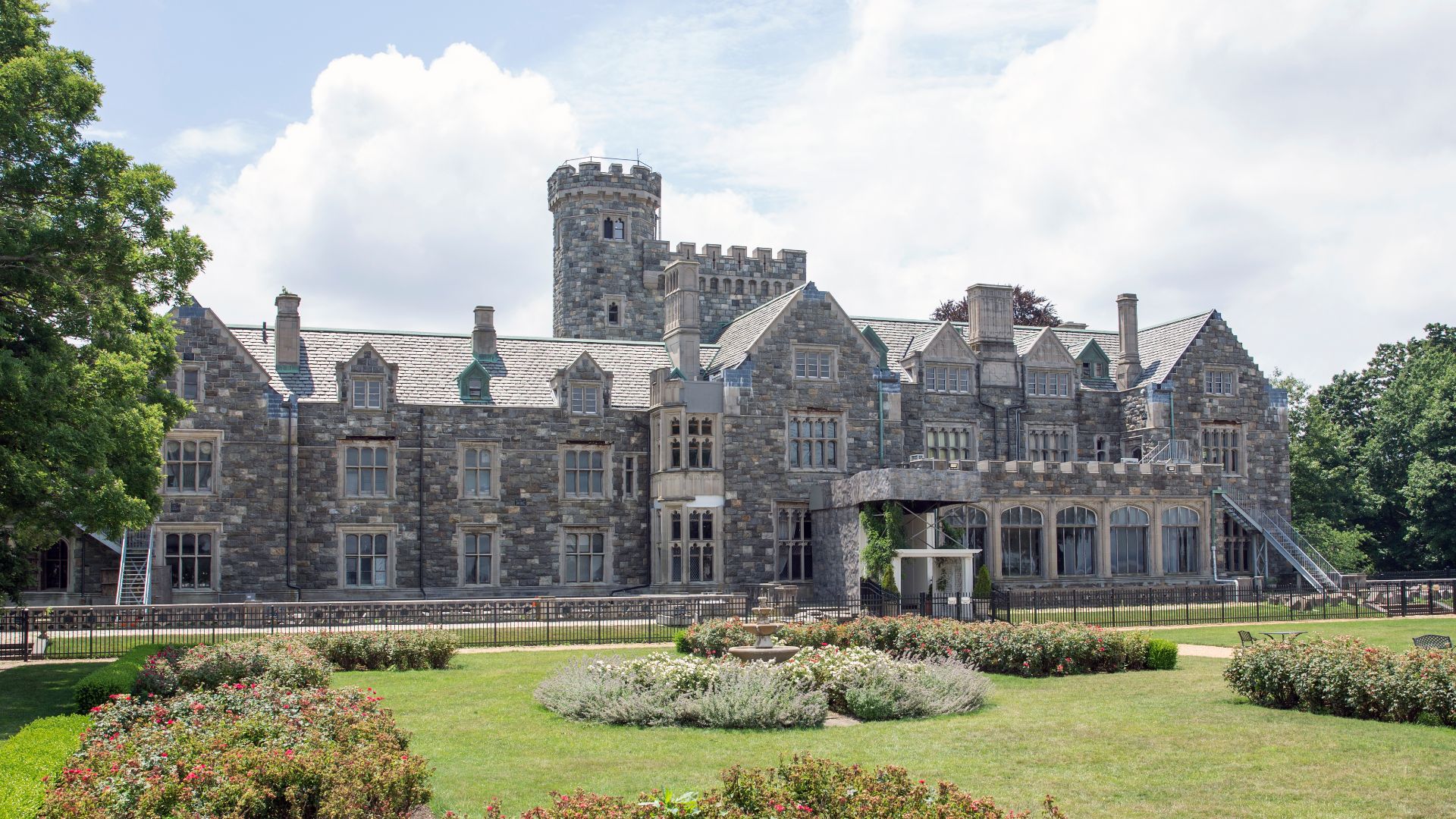 File:Hempstead House, northern façade and gardens.jpg