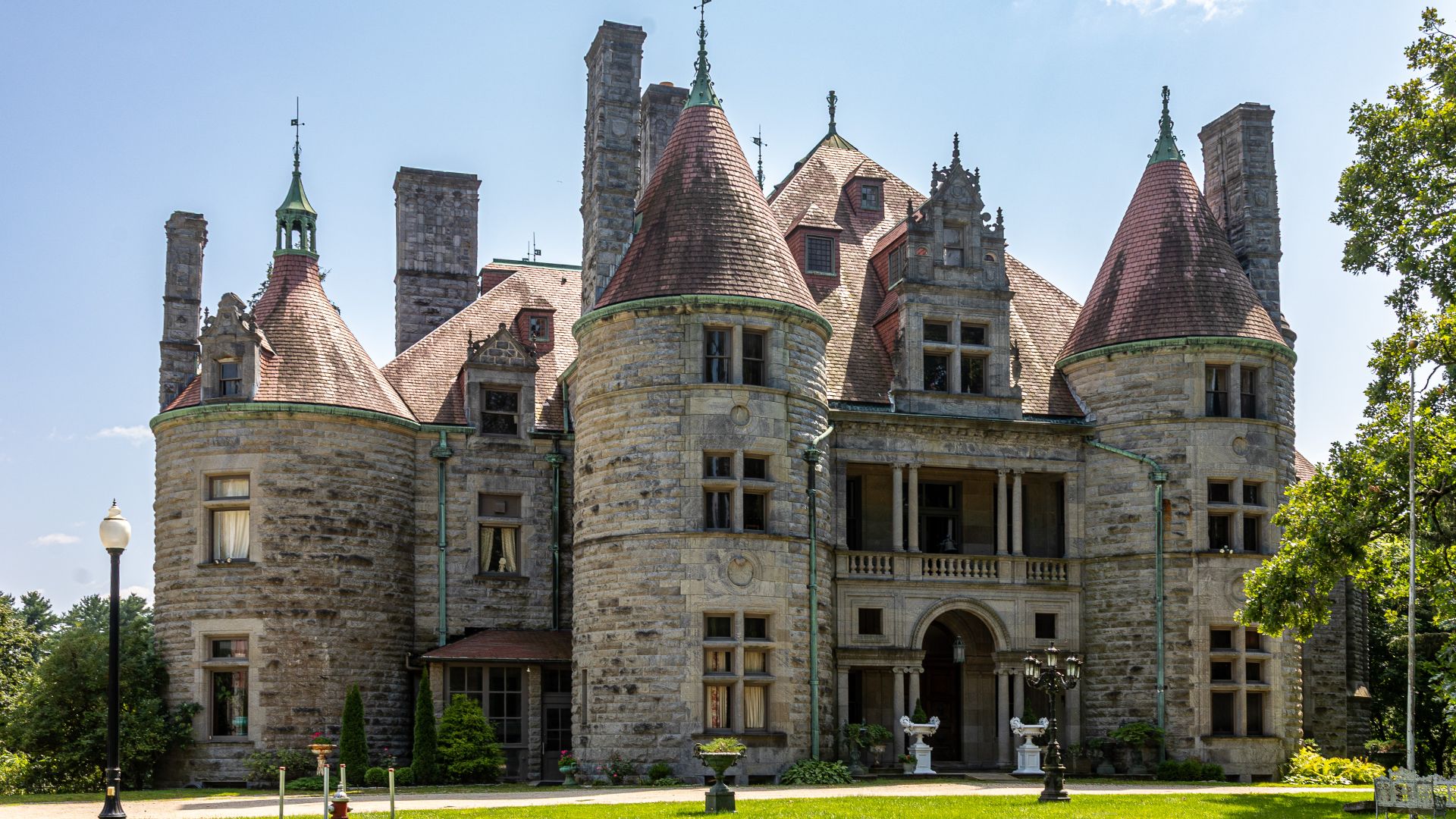 File:Searles Castle in Great Barrington, Massachusetts.jpg