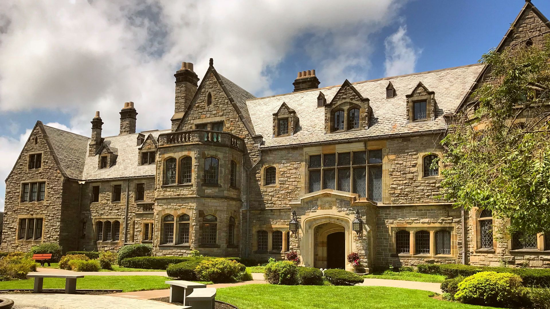 File:Mill Neck Manor, August 1st, 2018.jpg